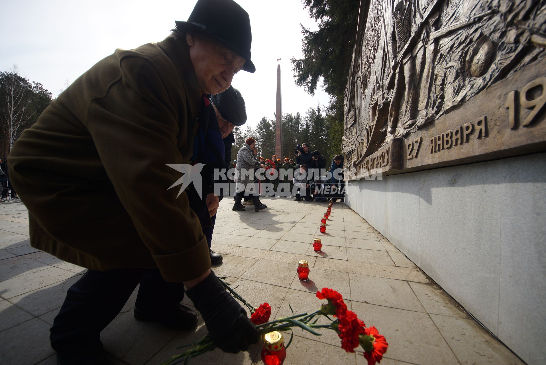 Екатеринбург. Широкореченский военный мемориал. Люди возлагают цветы к барельефу \'Блокада Ленинграда\' во время траурного митинга в память о жертвах терракта в метро в Санкт-Петербурге