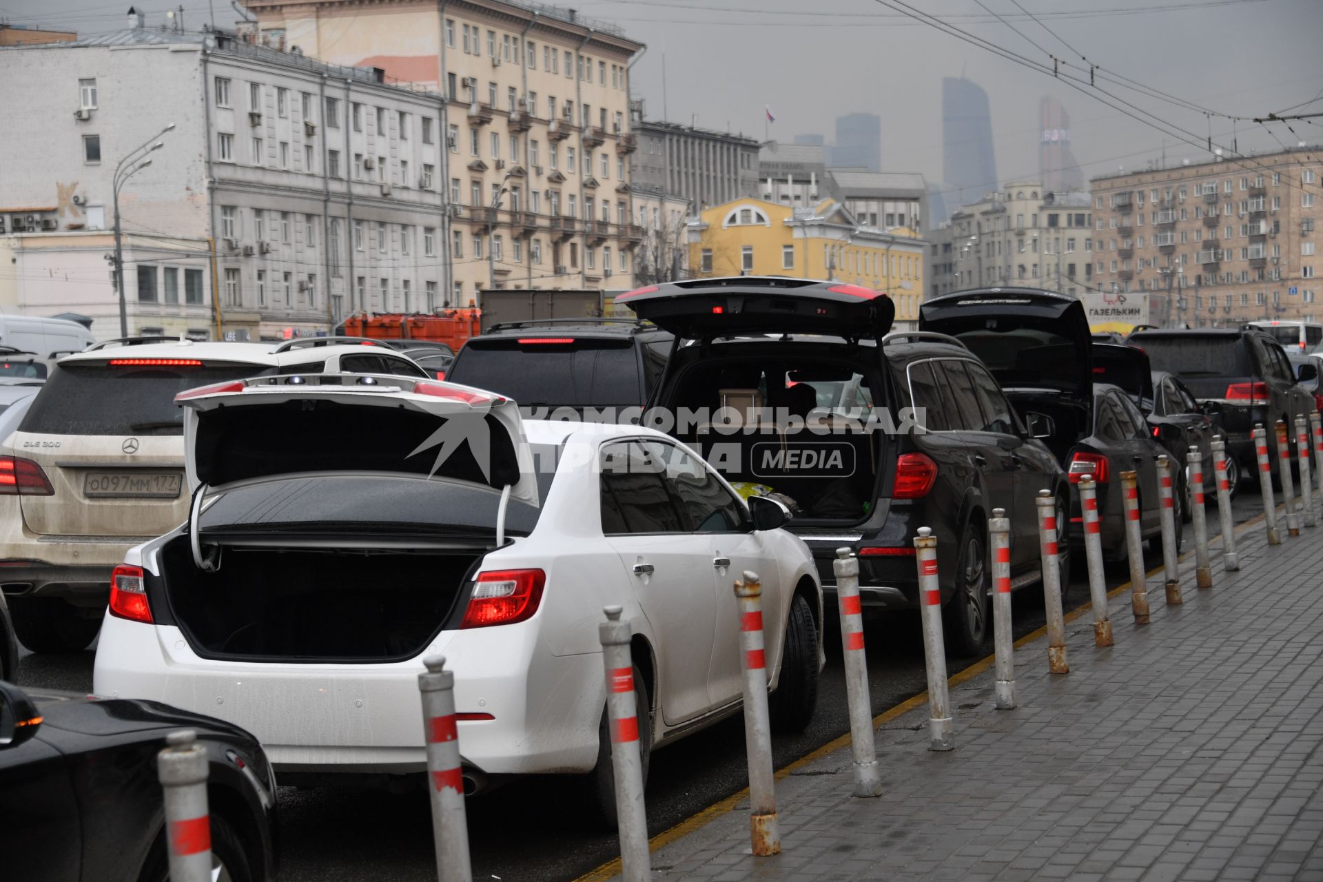 Москва. Машины припаркованные с нарушением ПДД.