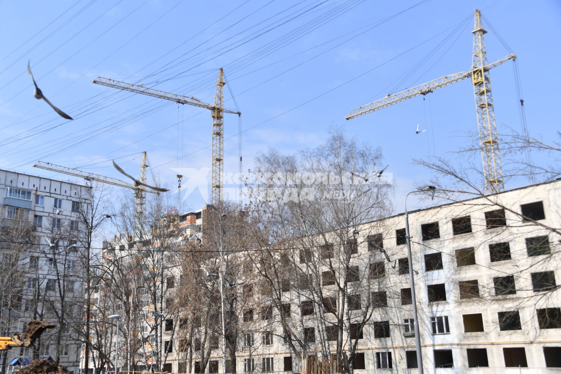 Москва. Снос пятиэтажного жилого дома на Полярной улице .