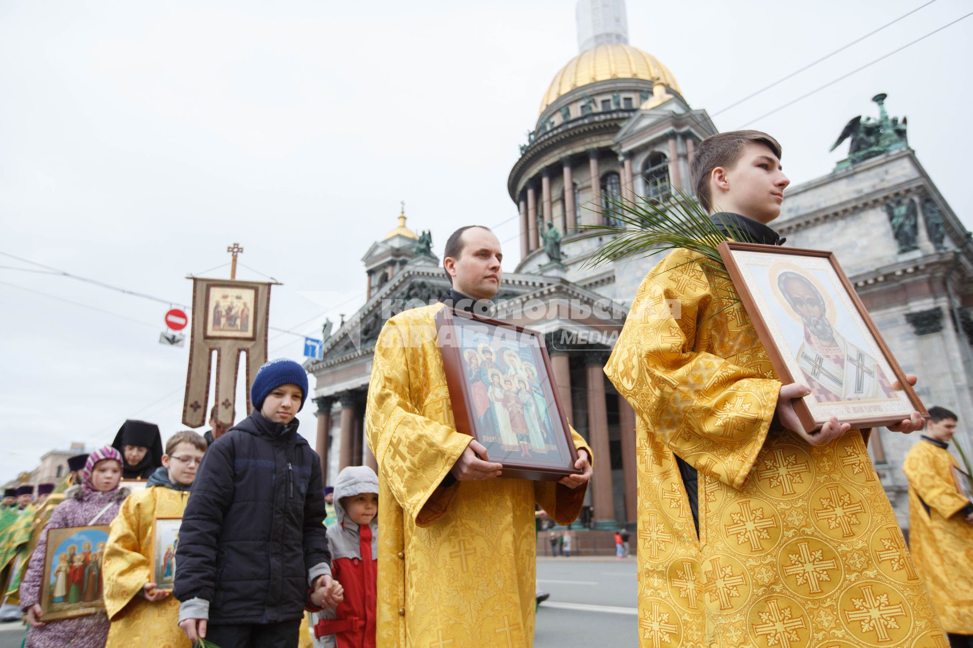 Санкт-Петербург. Крестный ход  по случаю Вербного воскресенья в Исаакиевском соборе.