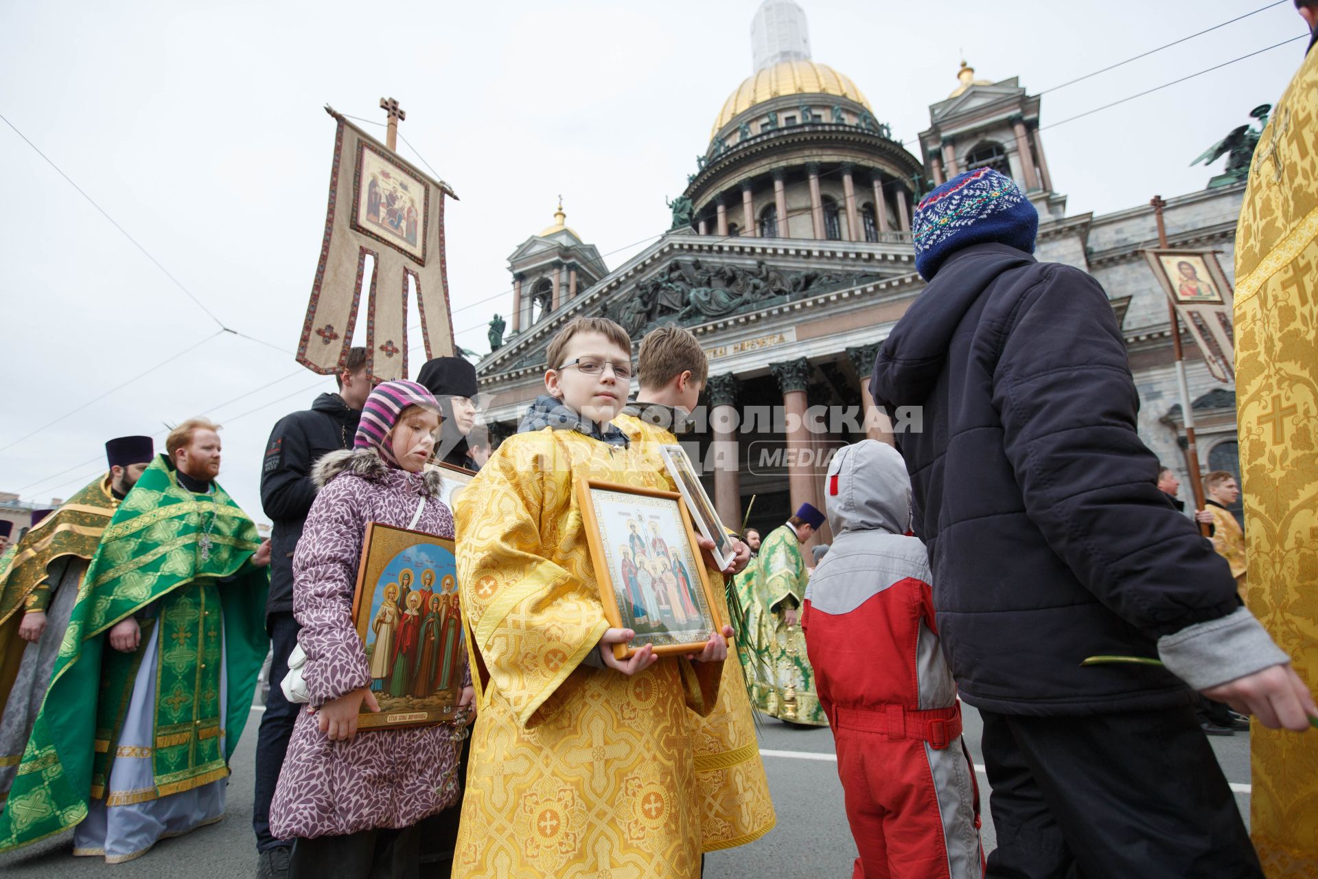 Санкт-Петербург. Крестный ход  по случаю Вербного воскресенья в Исаакиевском соборе.