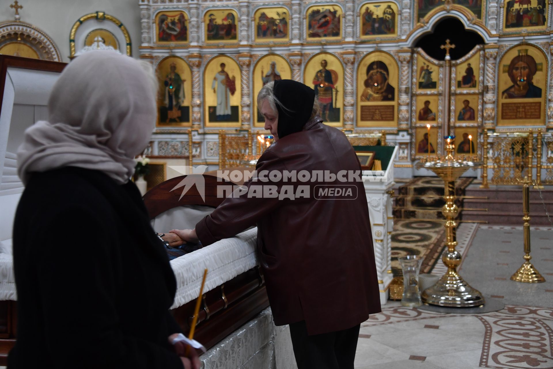 Московская область , Переделкино. Вдова Евгения Евтушенко Мария Новикова  во время  отпевания  поэта  Евгения Евтушенко    в храме святого благоверного князя Игоря Черниговского в Переделкино