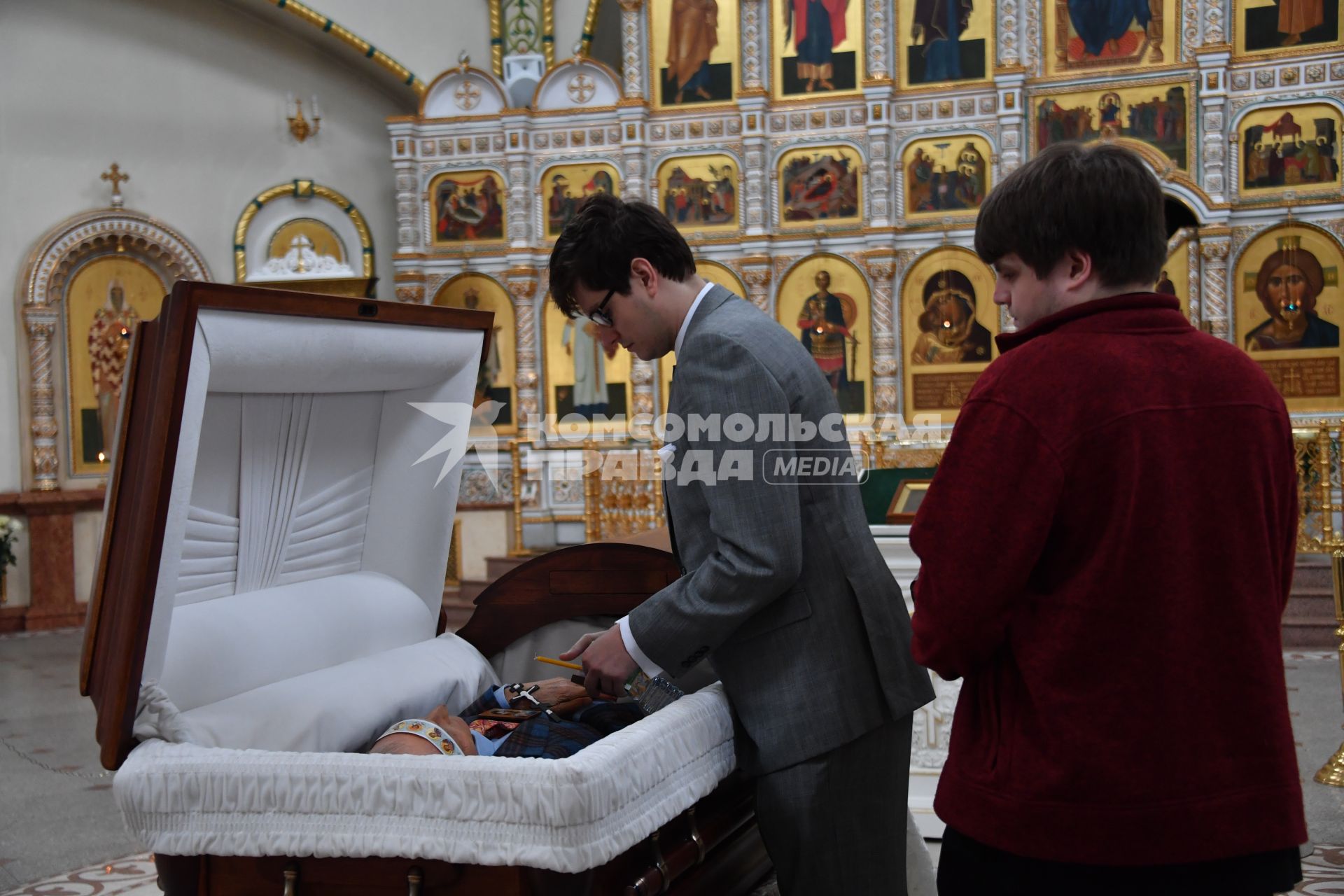 Московская область , Переделкино. Сыновья Евгения Евтушенко Евгений (слева)  и Дмитрий   во время  отпевания  поэта  Евгения Евтушенко   в храме святого благоверного князя Игоря Черниговского в Переделкино.