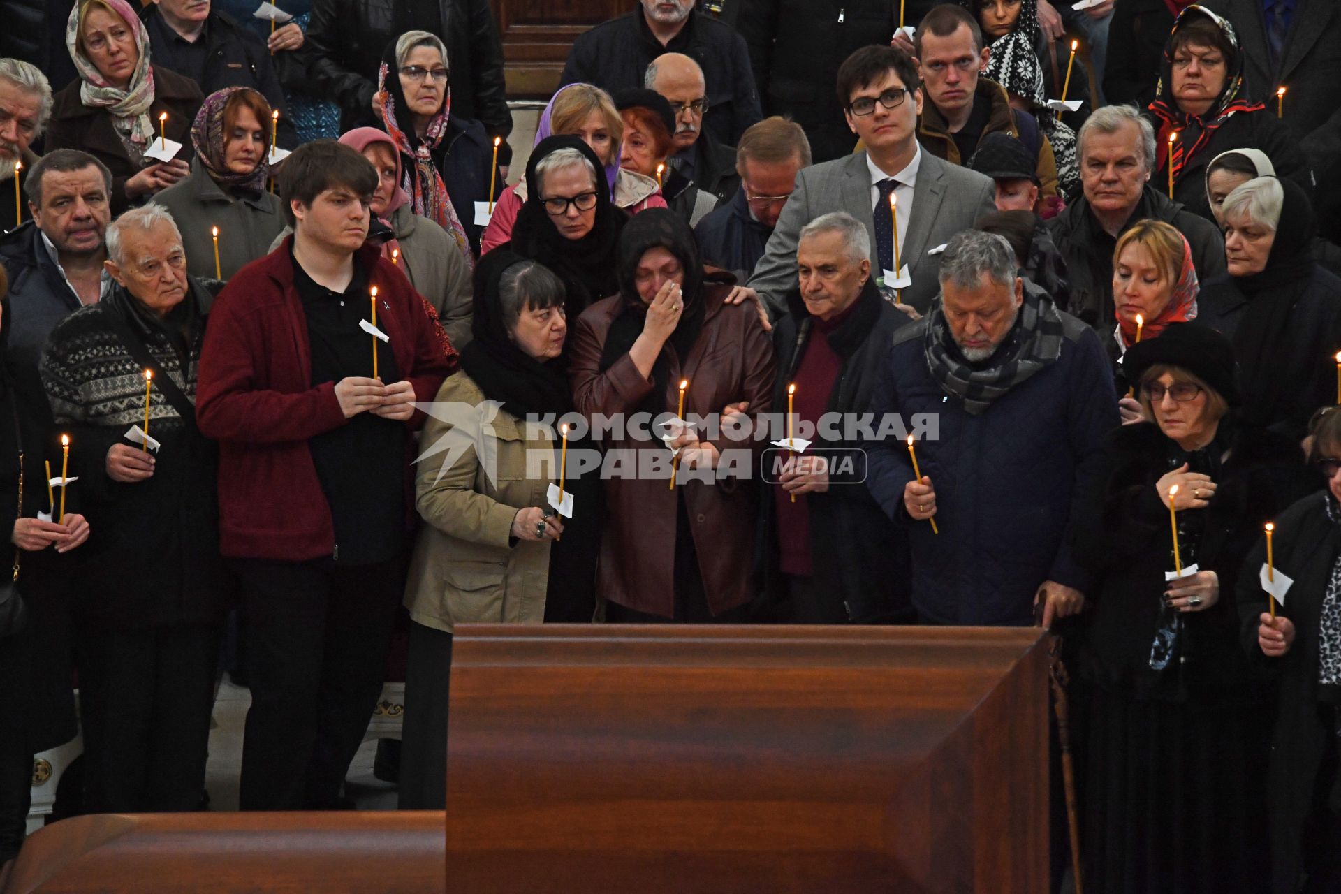 Московская область , Переделкино.  Сын Евгения Евтушенко Дмитрий, сестра поэта  Елена, вдова  Евгения Евтушенко Мария Новикова, сын Евгений   (слева направо) во время  отпевания  поэта  Евгения Евтушенко   в храме святого благоверного князя Игоря Черниговского в Переделкино.