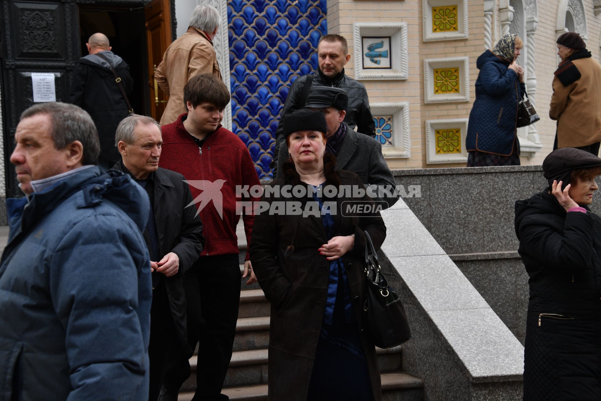 Московская область , Переделкино. Сын  Евгения Евтушенко  Дмитрий (в центре)  после отпевания  поэта  Евгения Евтушенко   в храме святого благоверного князя Игоря Черниговского в Переделкино.