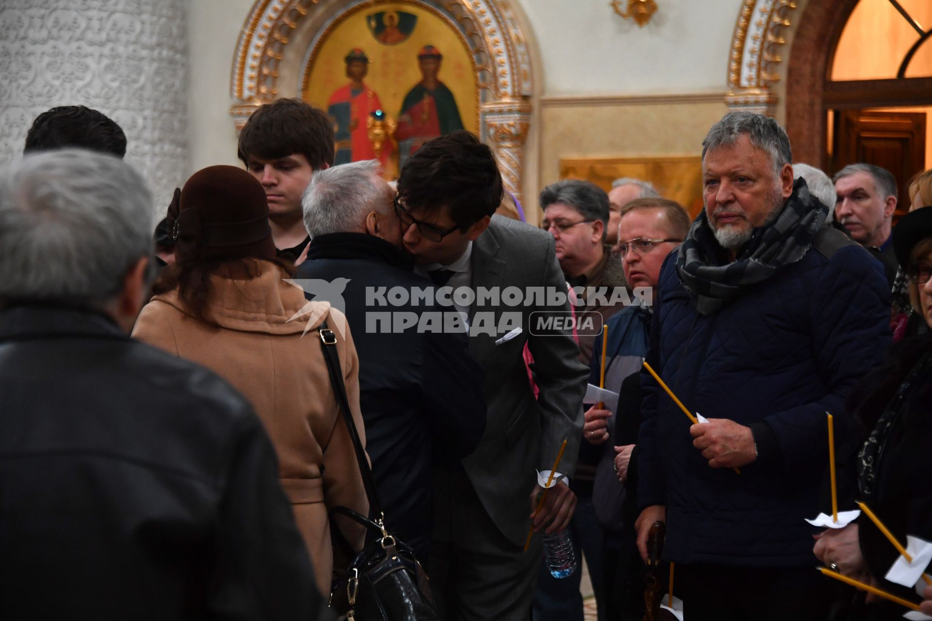 Московская область , Переделкино. Сыновья Евгения Евтушенко Евгений (справа)  и Дмитрий   во время  отпевания  поэта  Евгения Евтушенко   в храме святого благоверного князя Игоря Черниговского в Переделкино.