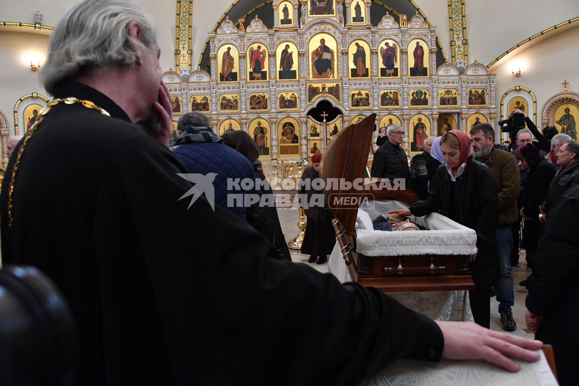 Московская область , Переделкино.  Настоятель храма святой мученицы Татианы при МГУ протоиерей Владимир Вигилянский во время  отпевания  поэта  Евгения Евтушенко   в храме святого благоверного князя Игоря Черниговского в Переделкино.