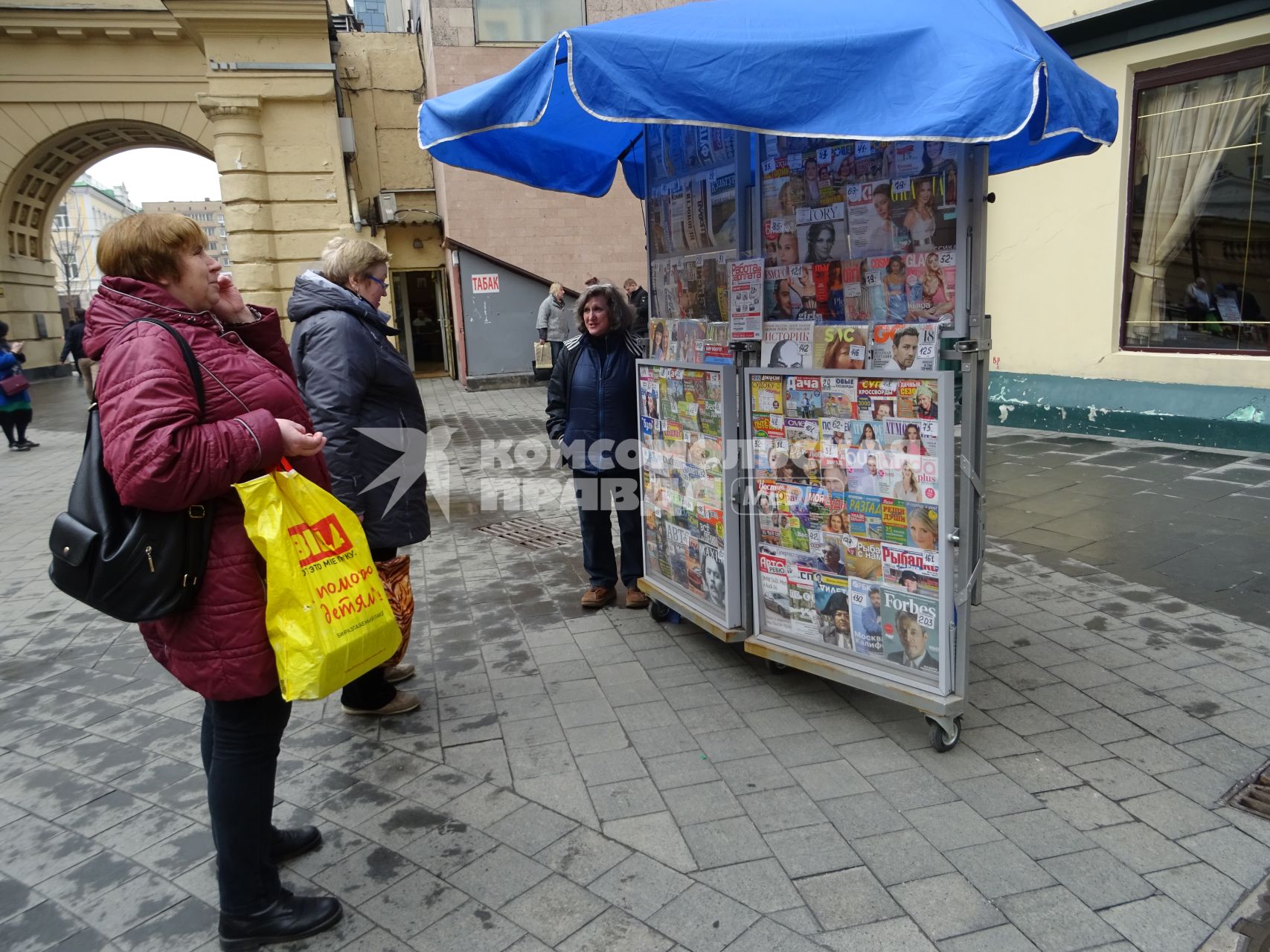 Москва. Пресс-стенд для продажи газет и журналов.