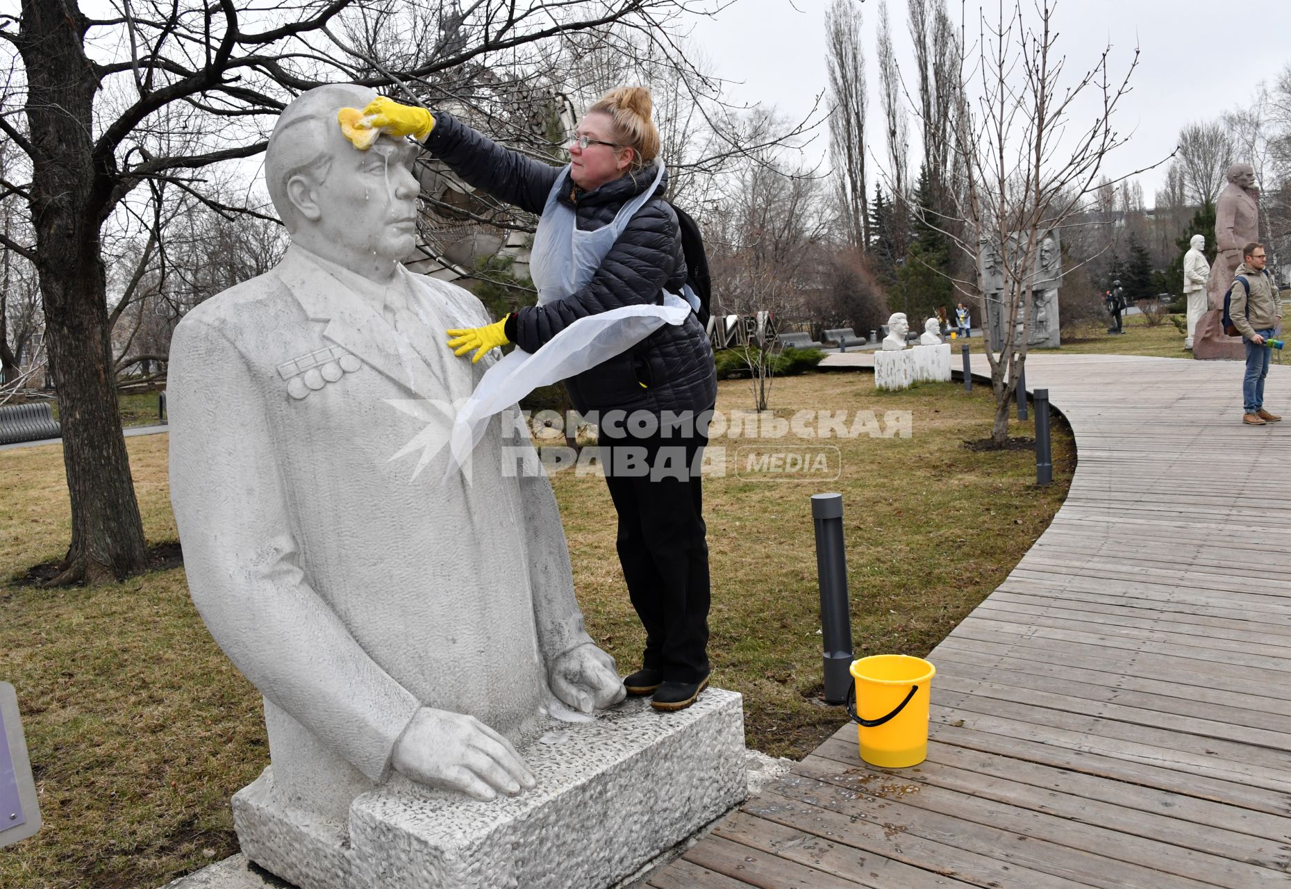 Москва. Участница общегородского субботника `За чистоту икусства` в парке  `Музеон` моет памятник Леониду Брежневу.