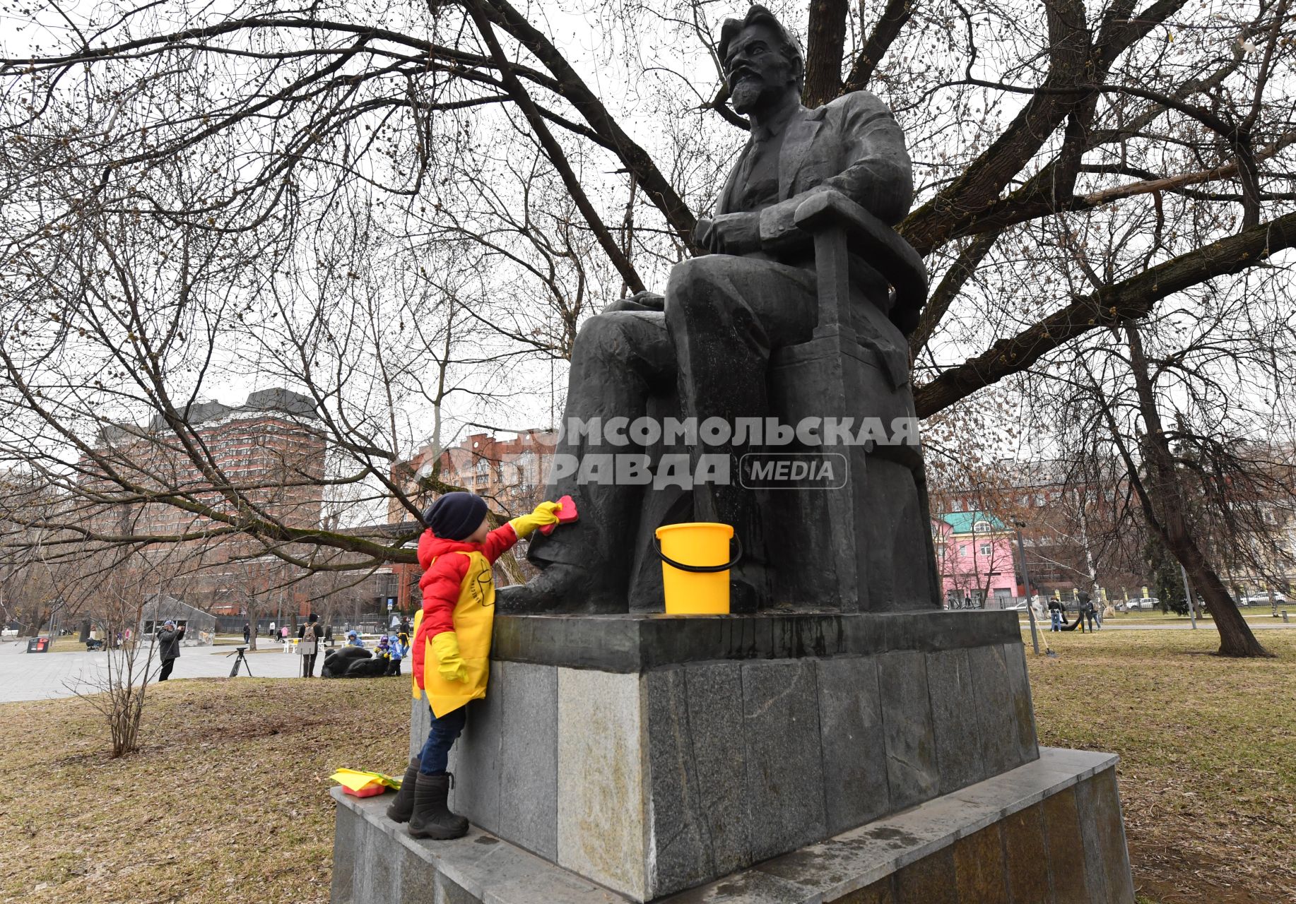 Москва. Девочка во время  общегородского субботника `За чистоту икусства` в парке  `Музеон` моет памятник  Михаила Калинина.