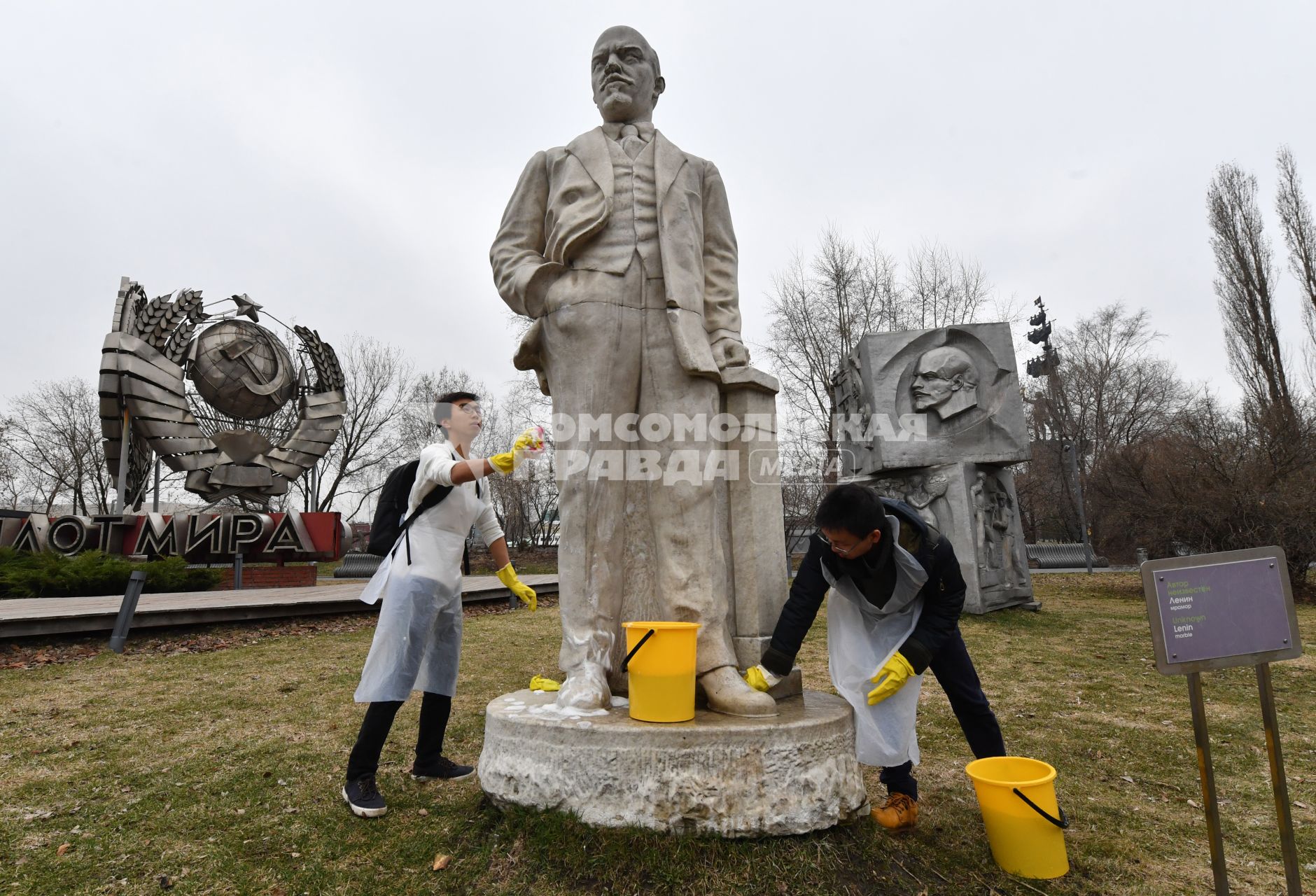 Москва. Молодые люди на общегородском субботнике `За чистоту икусства` в парке  `Музеон` моют памятник  Владимиру Ленину.