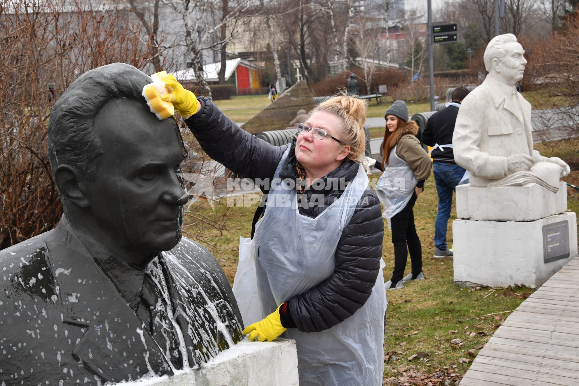 Москва. Участница общегородского субботника `За чистоту икусства` в парке  `Музеон` моет памятник Алексея Косыгина.