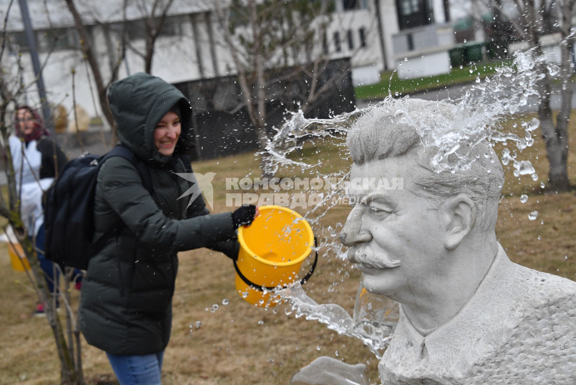 Москва. Участница общегородского субботника `За чистоту икусства` в парке  `Музеон` моет памятник Иосифу Сталину.