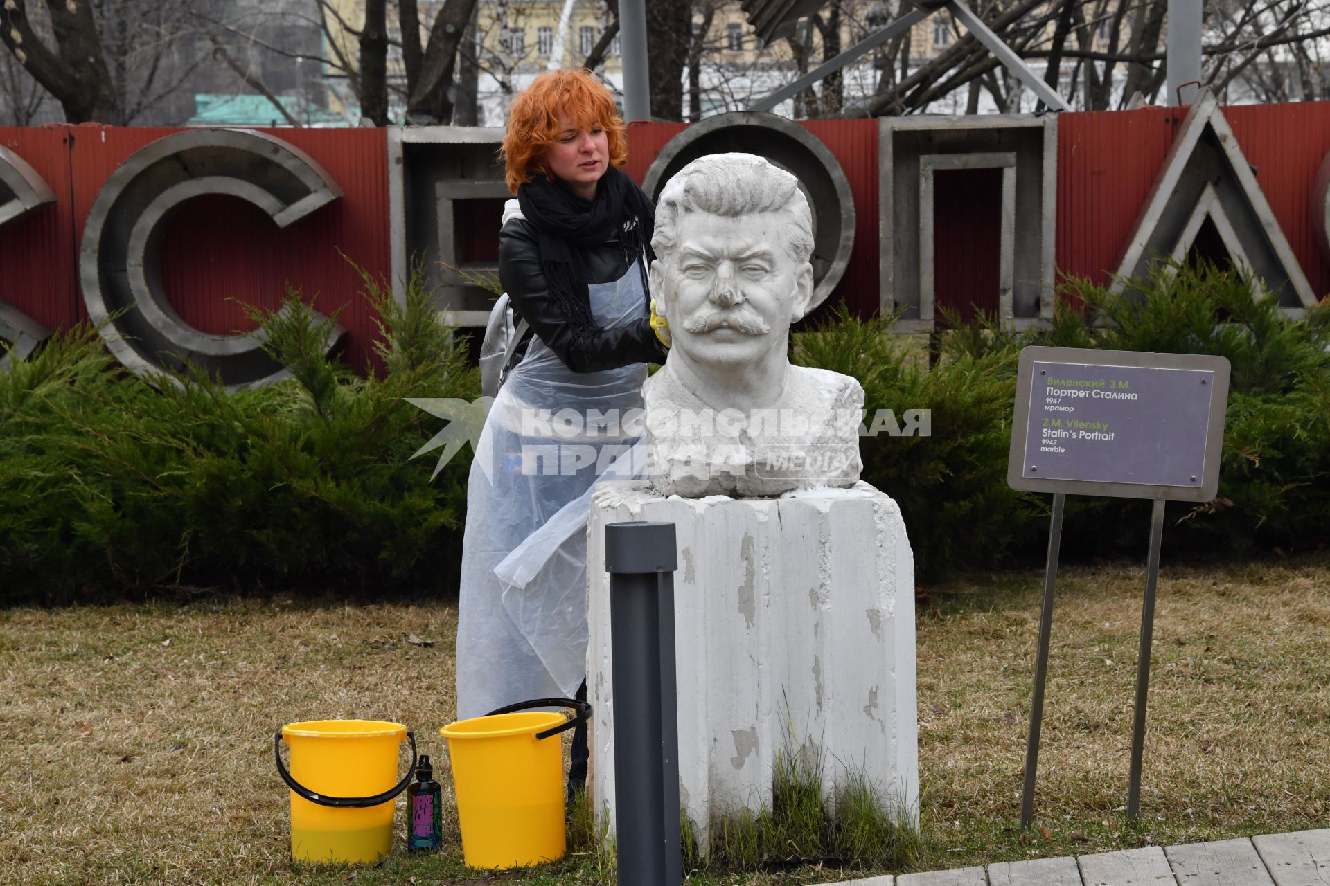 Москва. Участница общегородского субботника `За чистоту икусства` в парке  `Музеон` моет памятник Иосифа Сталина.