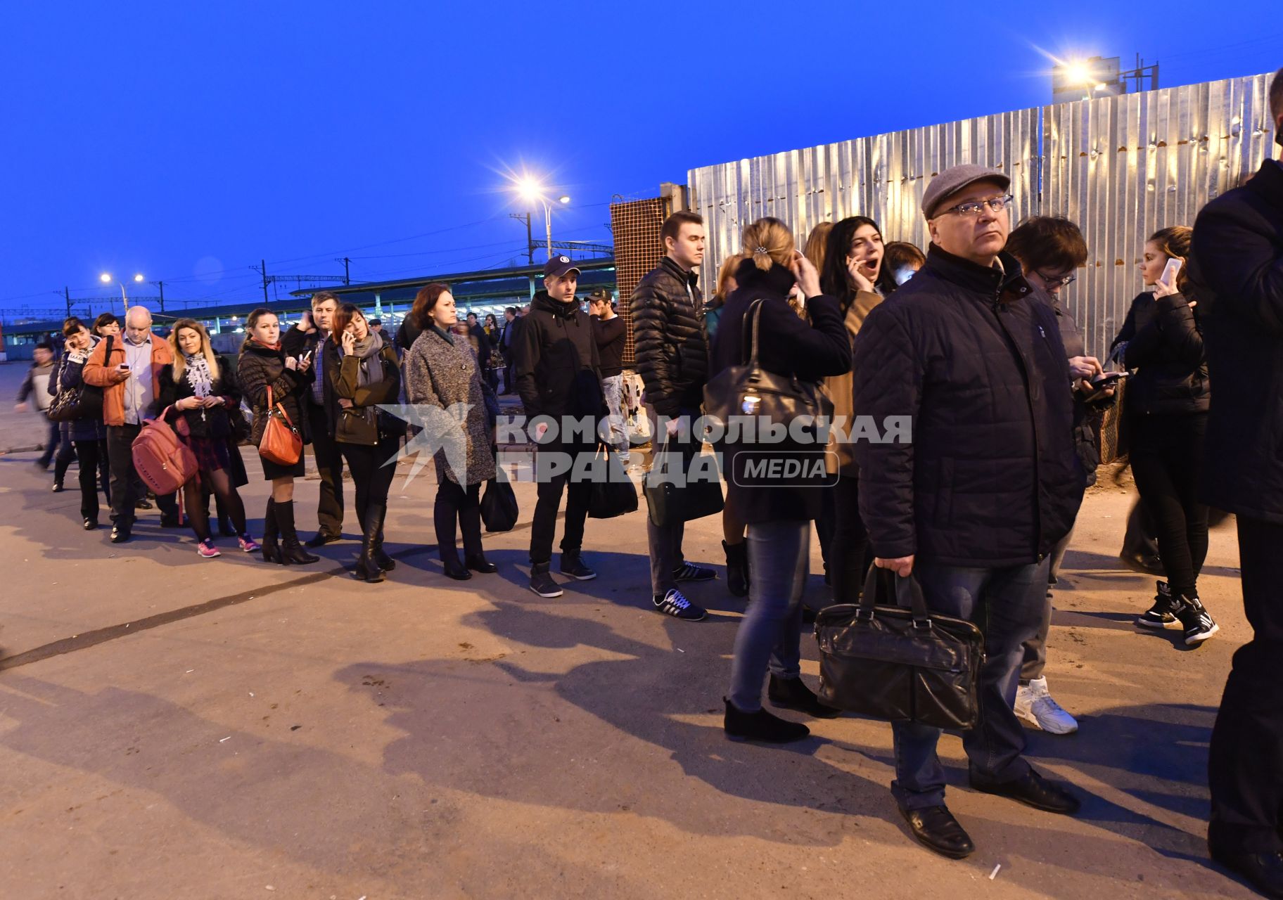 Москва.  Очередь у метро Выхино на автобус в Кожухово.