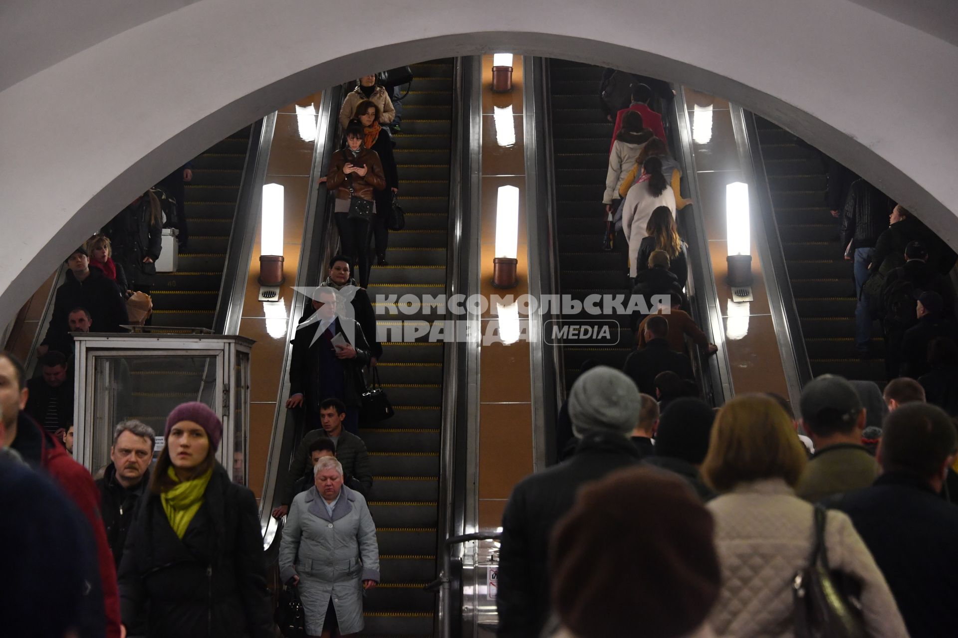 Москва.  Пассажиры на эскалаторе  одной из станций метро.