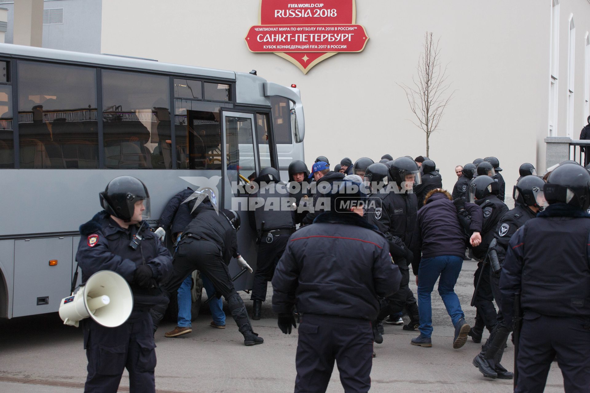 Санкт-Петербург.  Сотрудники полиции  и ОМОН задерживают нарушителей  во время проведения  совместных учений МЧС и экстренных служб по ликвидации последствий черезвычайных ситуаций у стадиона `Санкт-Петербург Арена`