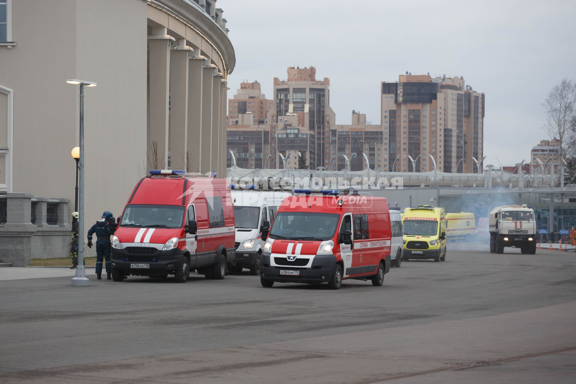 Санкт-Петербург.  Автомобили пожарной службы  у стадиона `Санкт-Петербург Арена`во время проведения  совместных учений МЧС и экстренных служб по ликвидации последствий черезвычайных ситуаций.