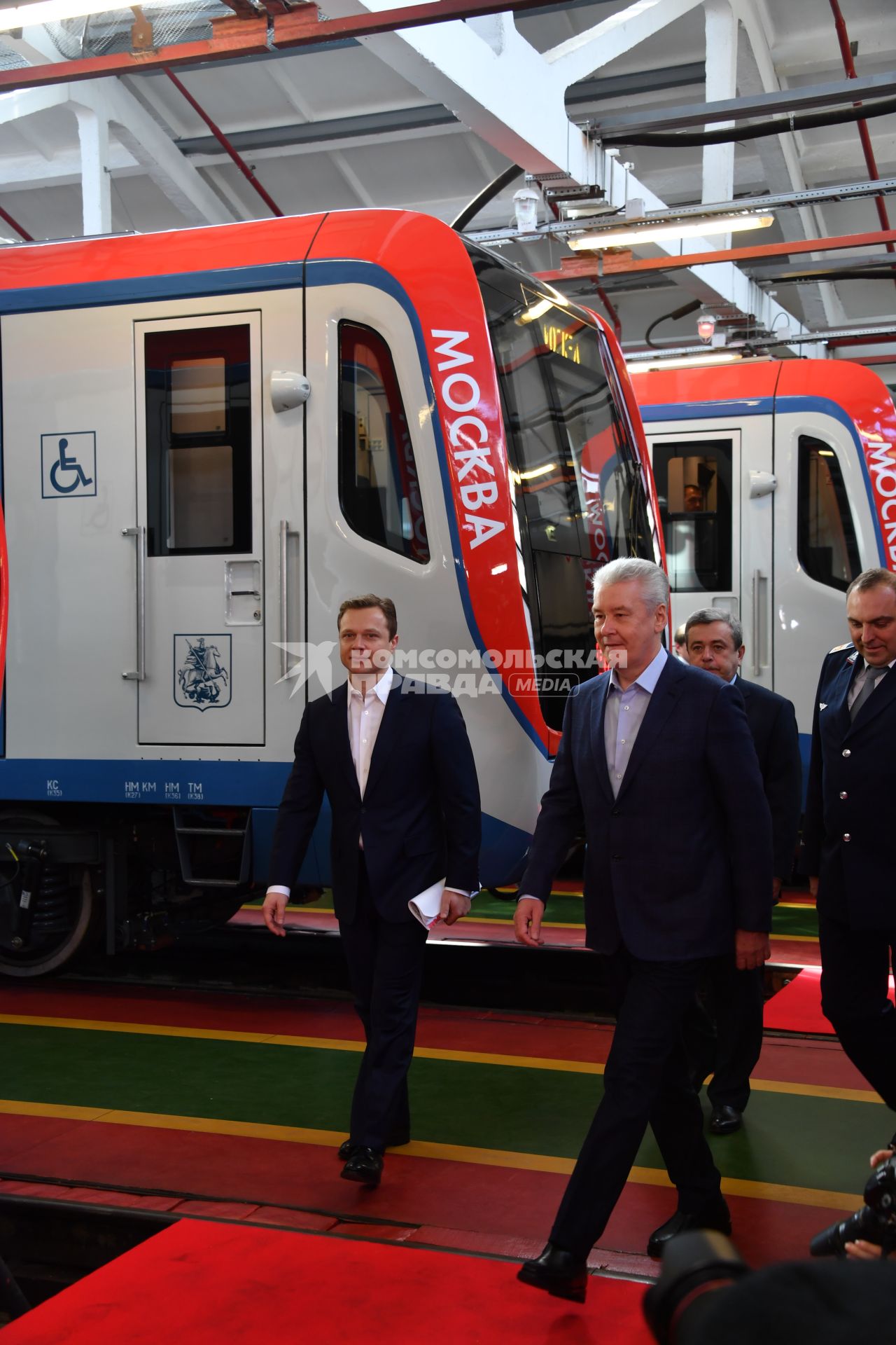 Москва.  Заместитель мэра Москвы, руководитель департамента транспорта и развития дорожно-транспортной инфраструктуры города Москвы Максим Ликсутов и мэр Москвы Сергей Собянин (слева направо) во время церемонии запуска первых поездов новой 765-й серии `Москва` на Таганско-Краснопресненской линии метро.