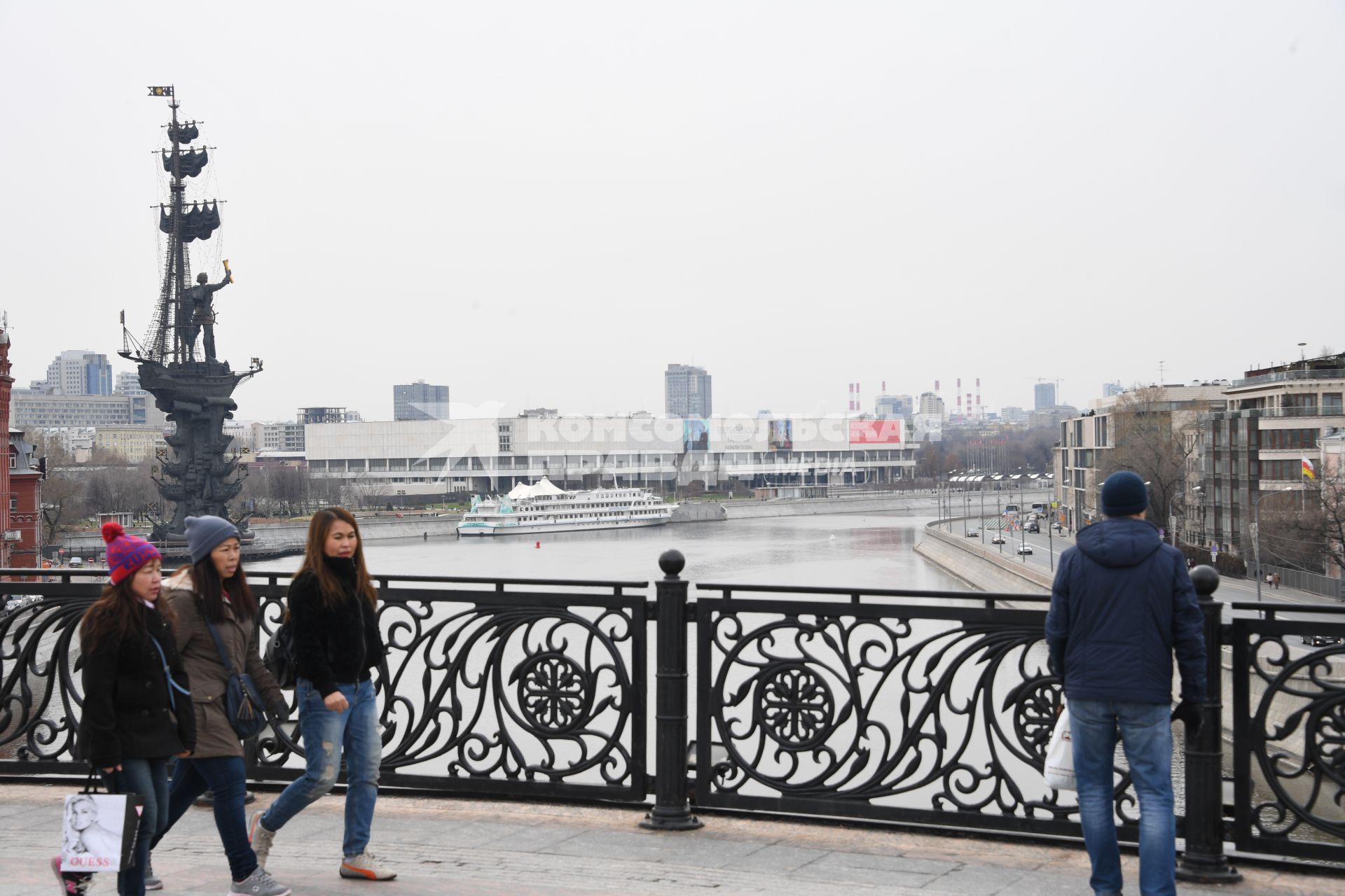 Москва.  Вид на Центральный дом художника и теплоход  `Валерий Брюсов`с  Патриаршего моста.