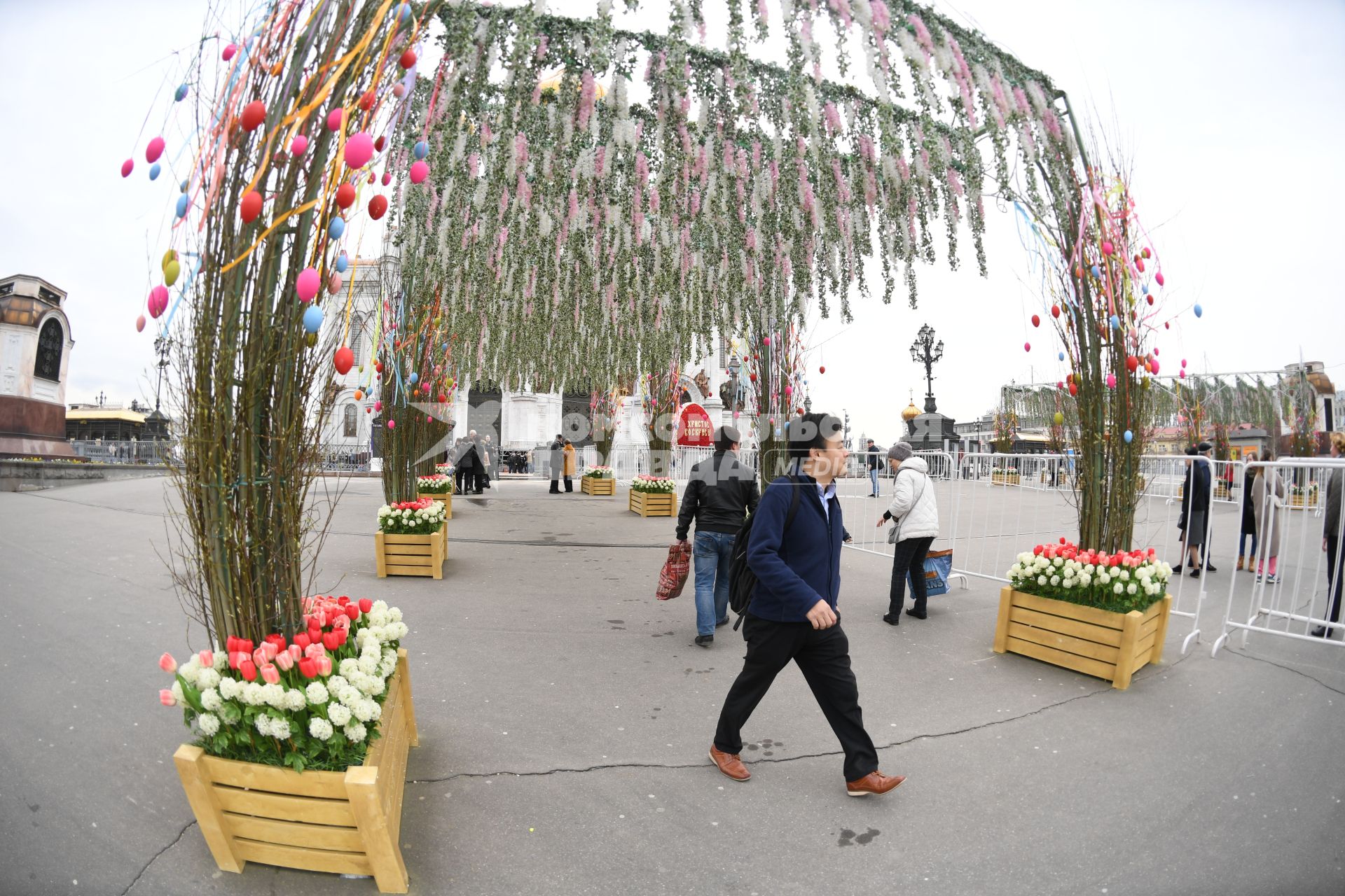 Москва.   Площадь перед Храмом Христа Спасителя украшена цветами и пасхальными яйцами.