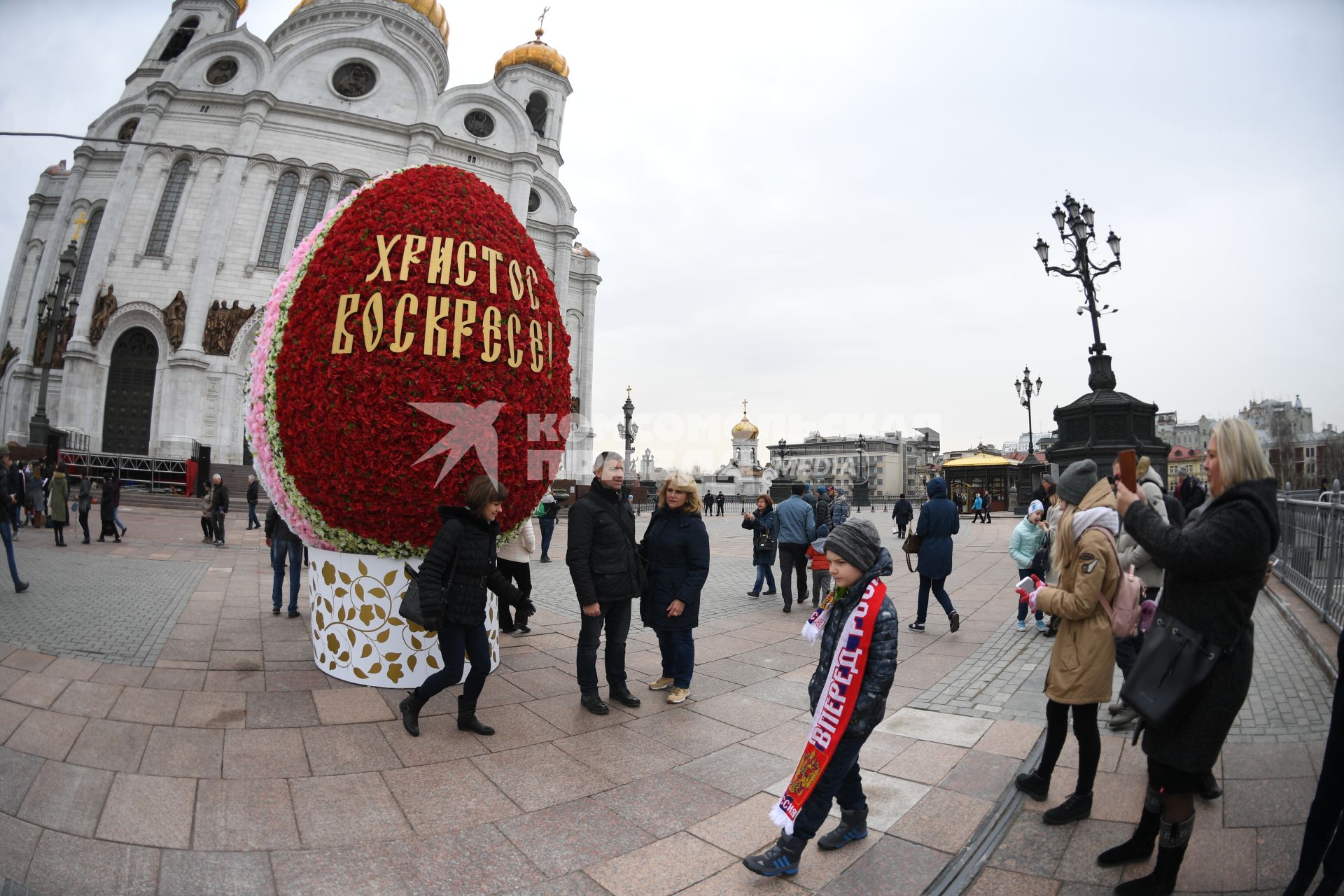 Москва.  Гигантское  яйцо  на площади перед Храмом Христа Спасителя.