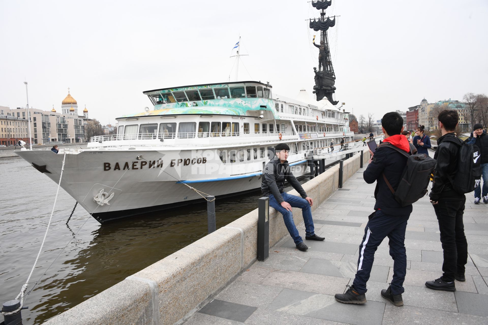 Москва.  Молодые люди фотографируются у теплохода  `Валерий Брюсов` , пришвартованного у Крымской набережной у парка `Музеон`.