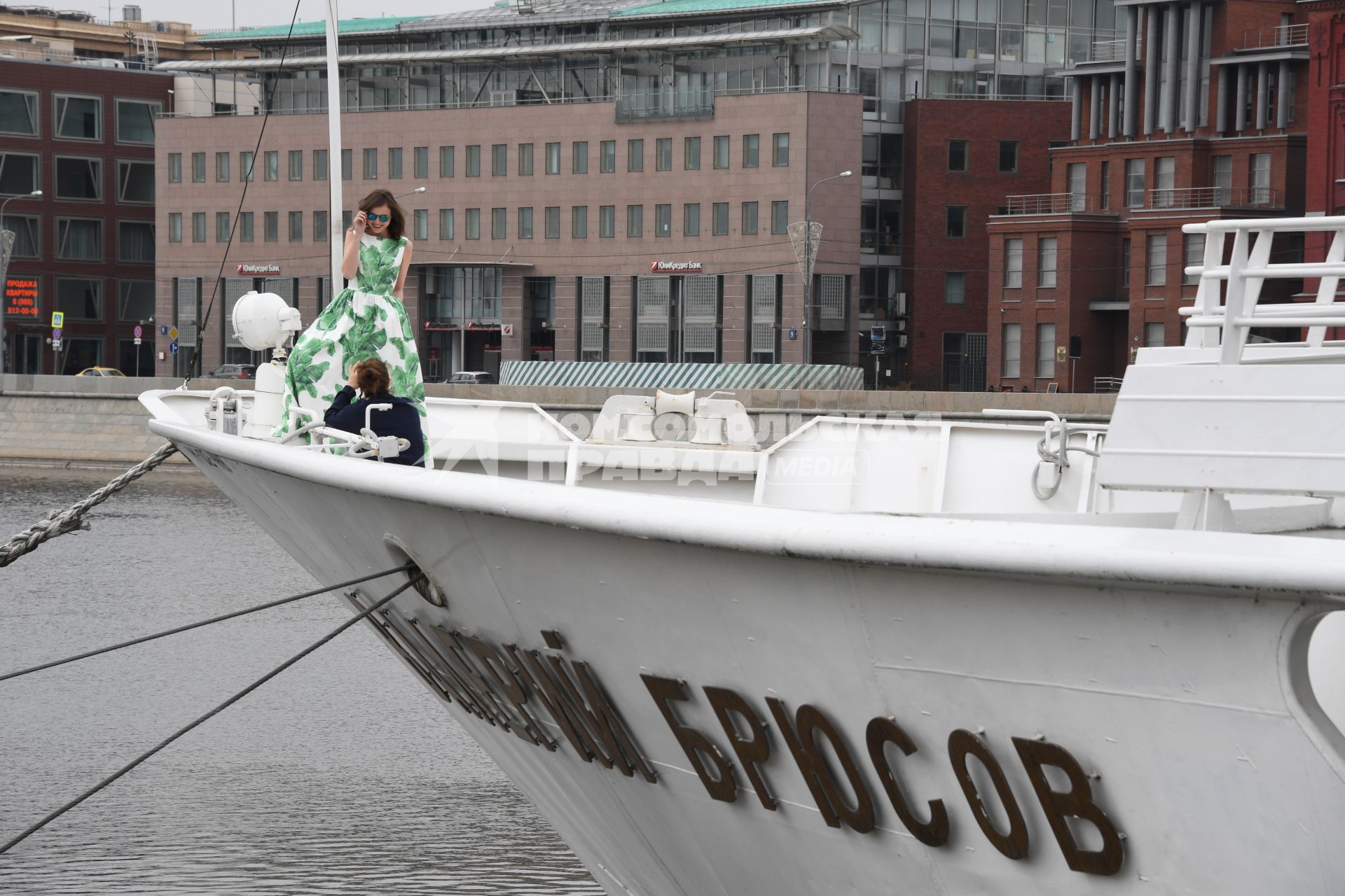 Москва.  Девушка фотографируется на палубе  теплохода   `Валерий Брюсов`.