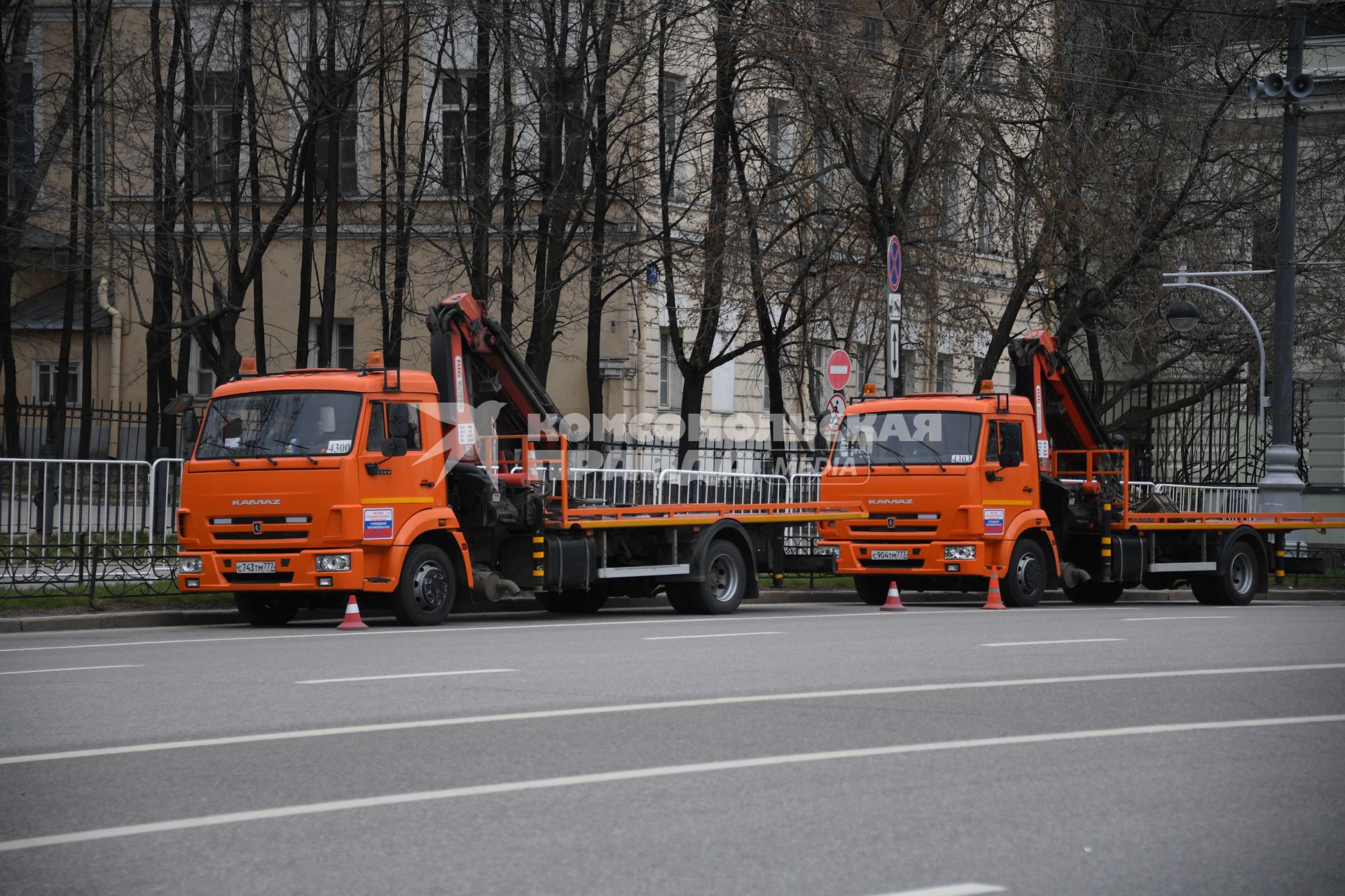 Москва.  Эвакуаторы на улице города.