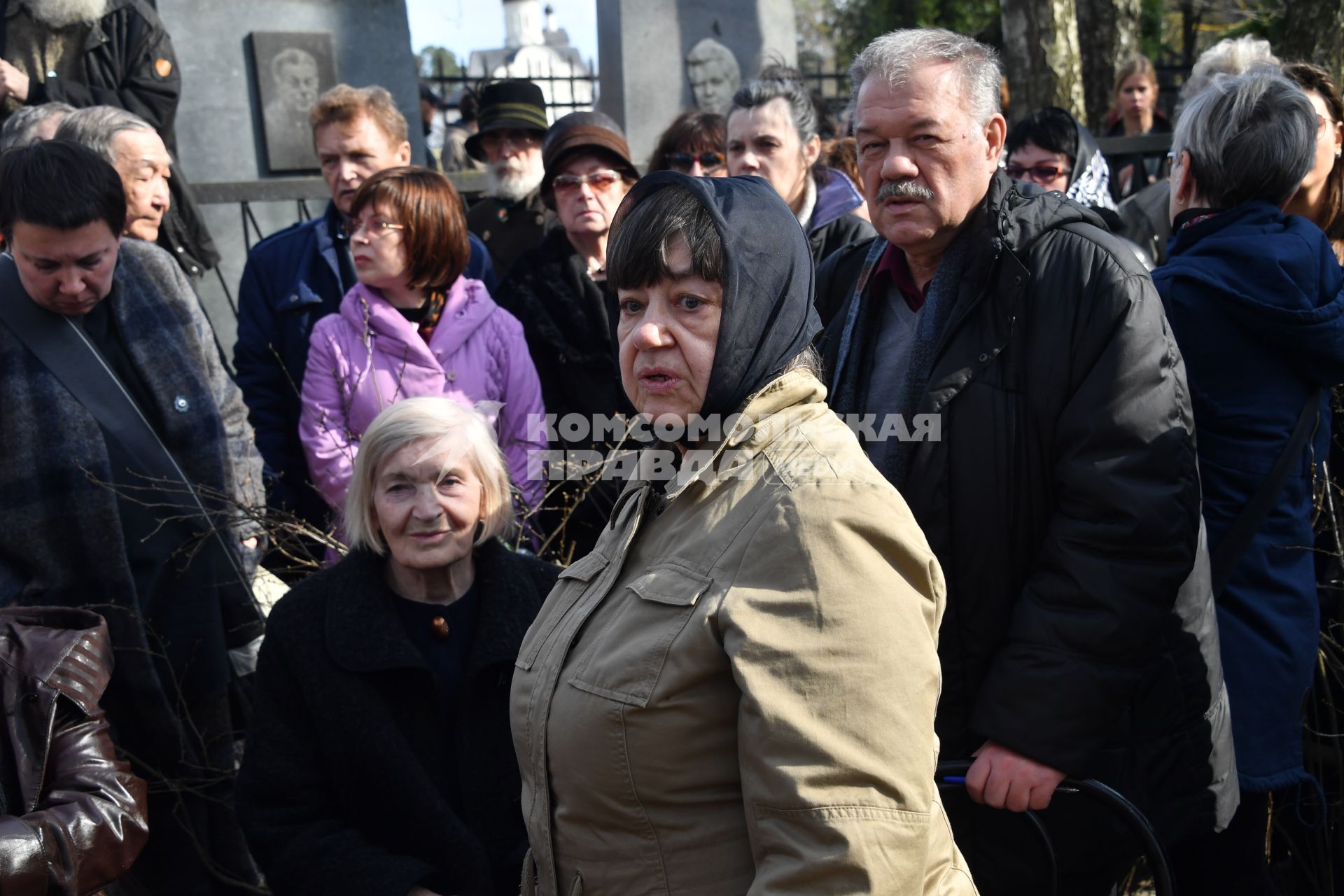 Поселок Переделкино. Сестра  Е.Евтушенко  Елена  (вторая справа) и заместитель редактора отдела международной и внутренней политики `Комсомольской правды` Александр Гамов (справа) во время похорон поэта Евгения Евтушенко.