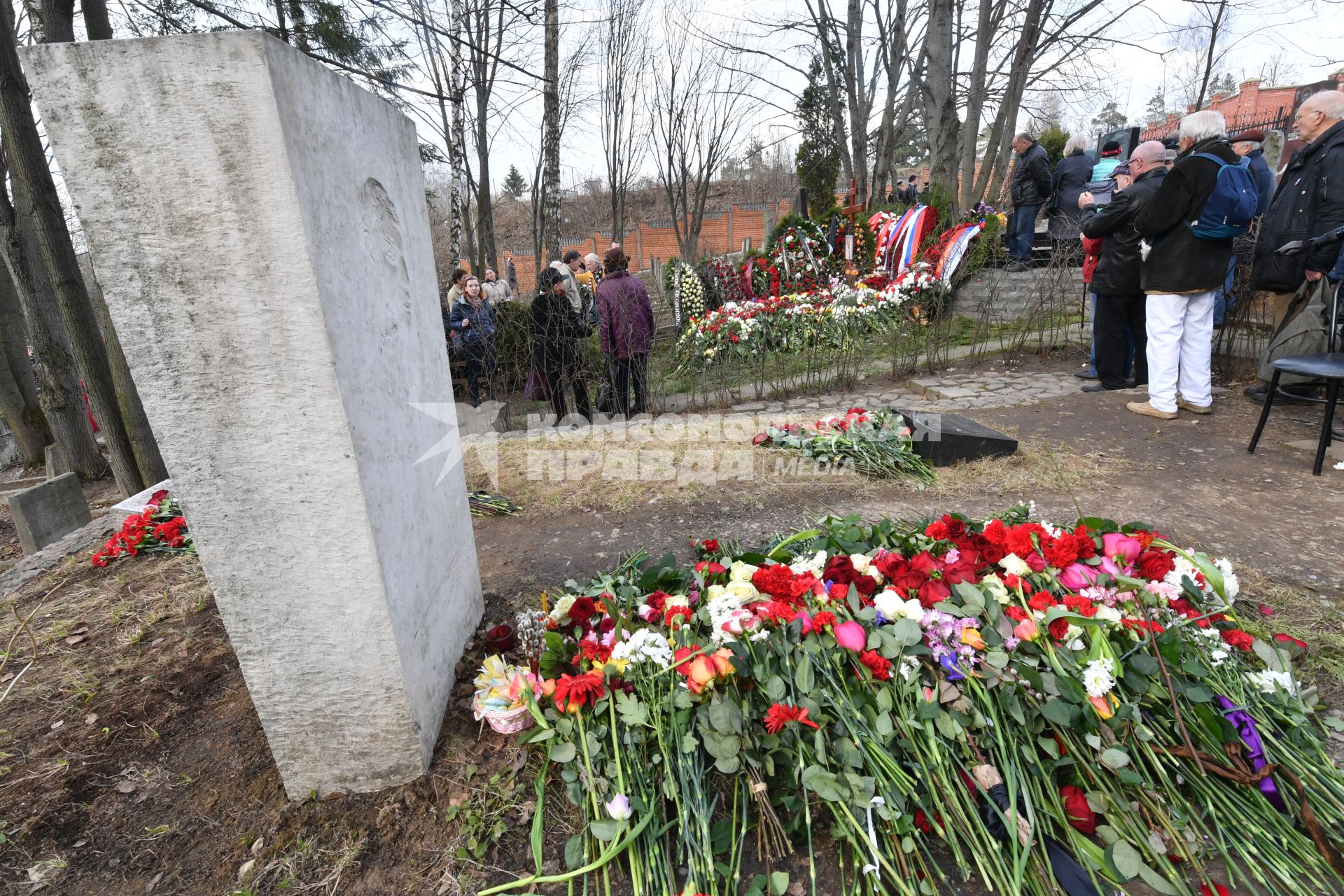 Поселок Переделкино. Могилы писателя Б.Пастернака (на первом плане) и поэта Евгения Евтушенко (на втором плане).