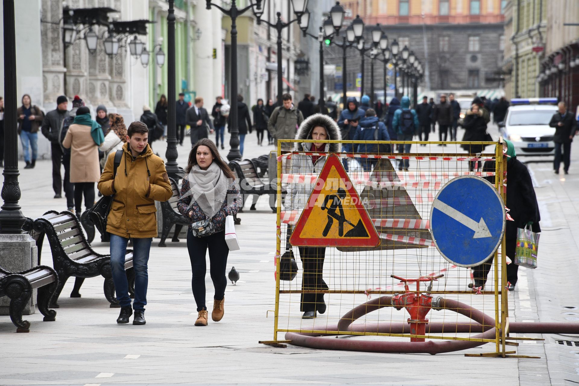 Москва.   Пешеходы на Никольской улице.