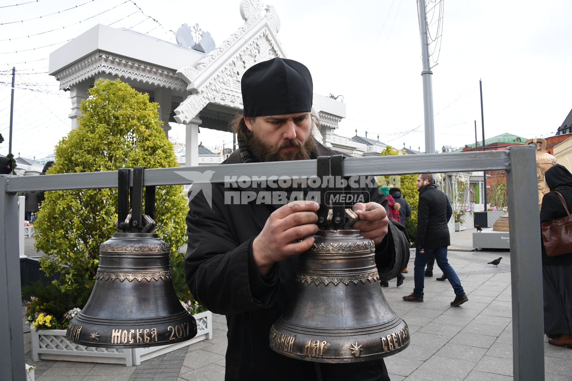 Москва.  Мобильная  звонница на  площади Революции  в рамках фестиваля `Пасхальный дар`.