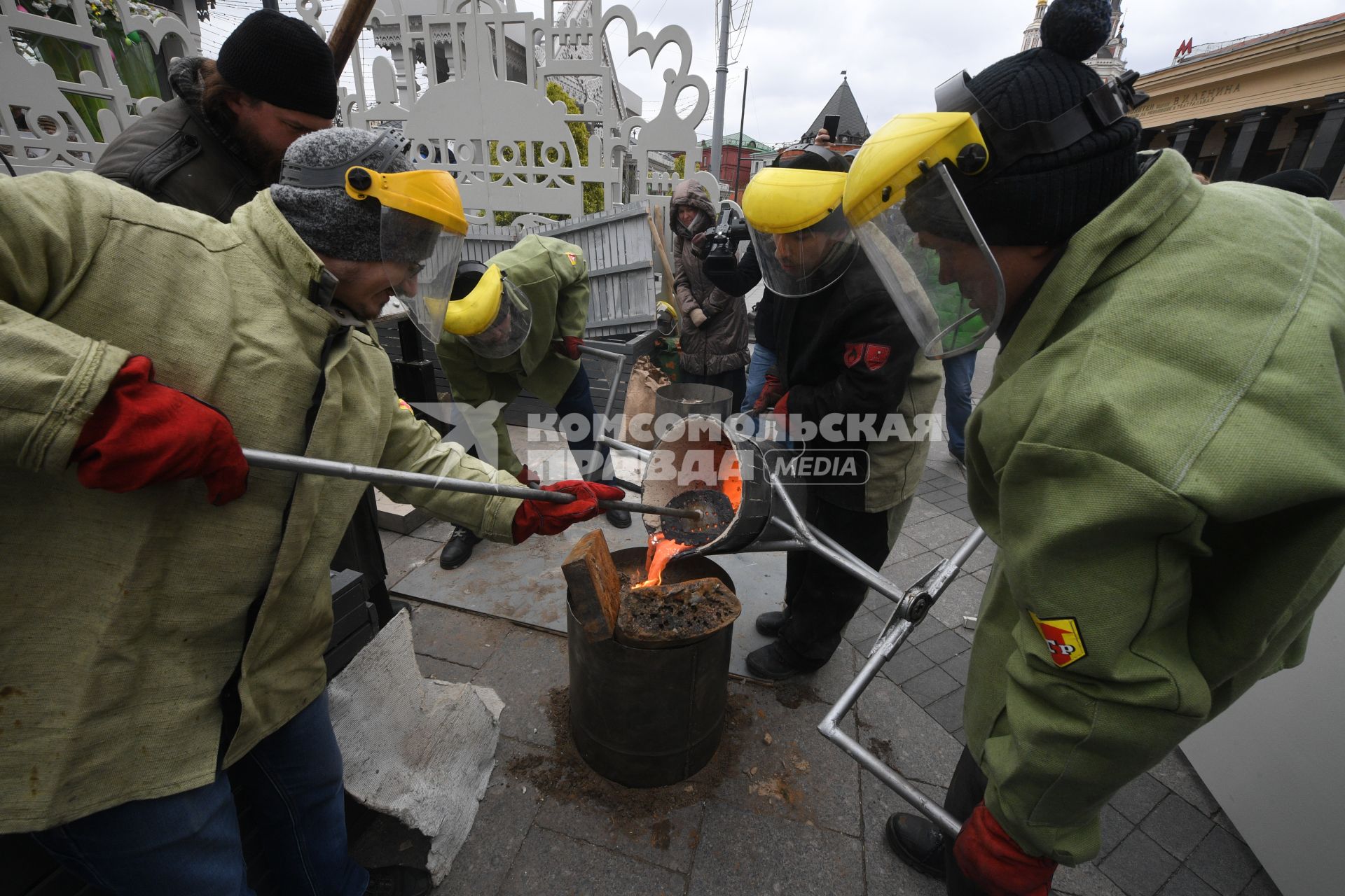 Москва.  Мастера-литейщики на площади Революции  в открытой литейной мастерской отливает колокол в рамках фестиваля `Пасхальный дар`.