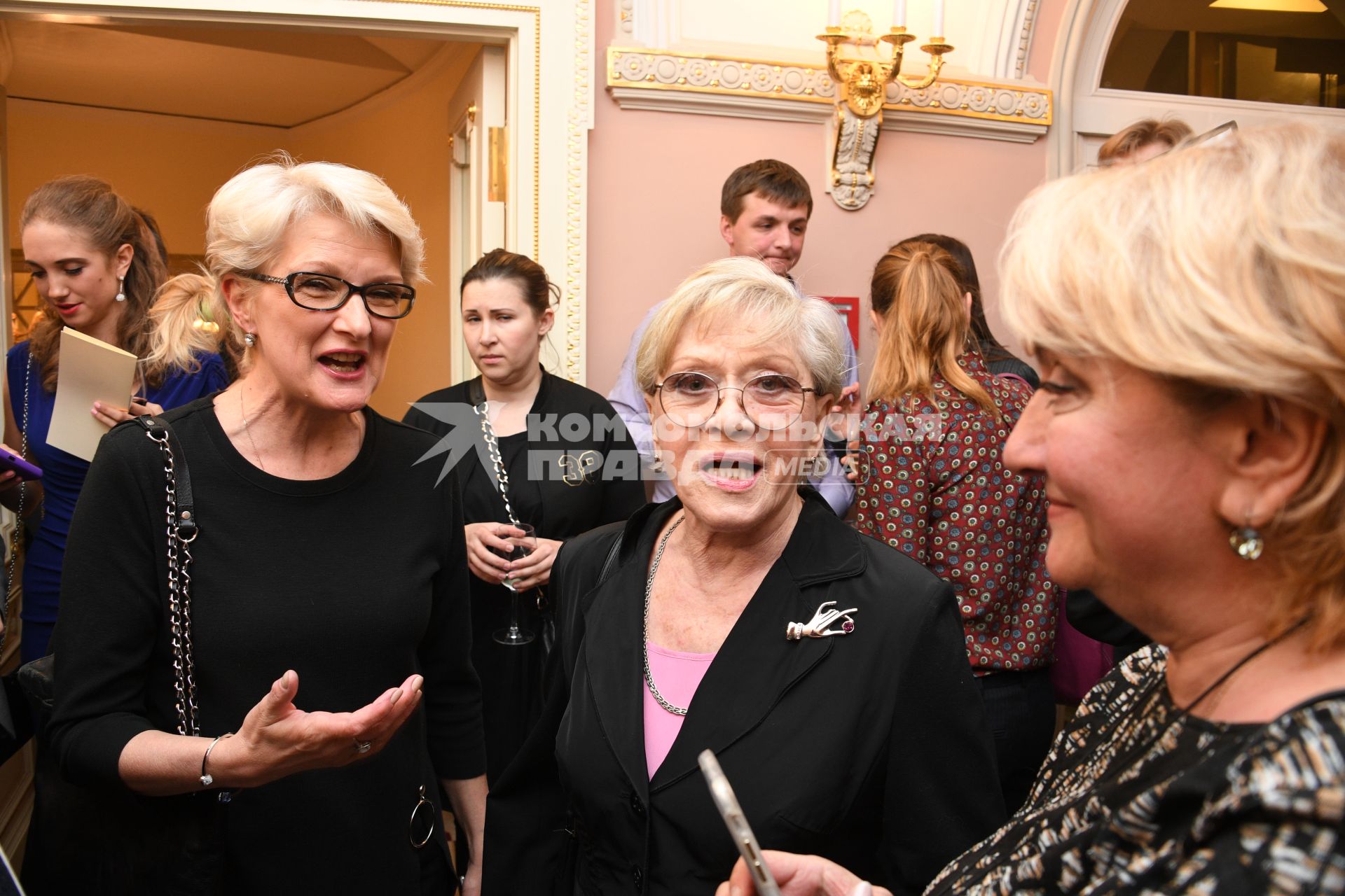 Москва.   Актриса Алиса Фрейндлих (в центре) перед премьерой фильма `Большой` режиссера В.Тодоровского в Большом театре.
