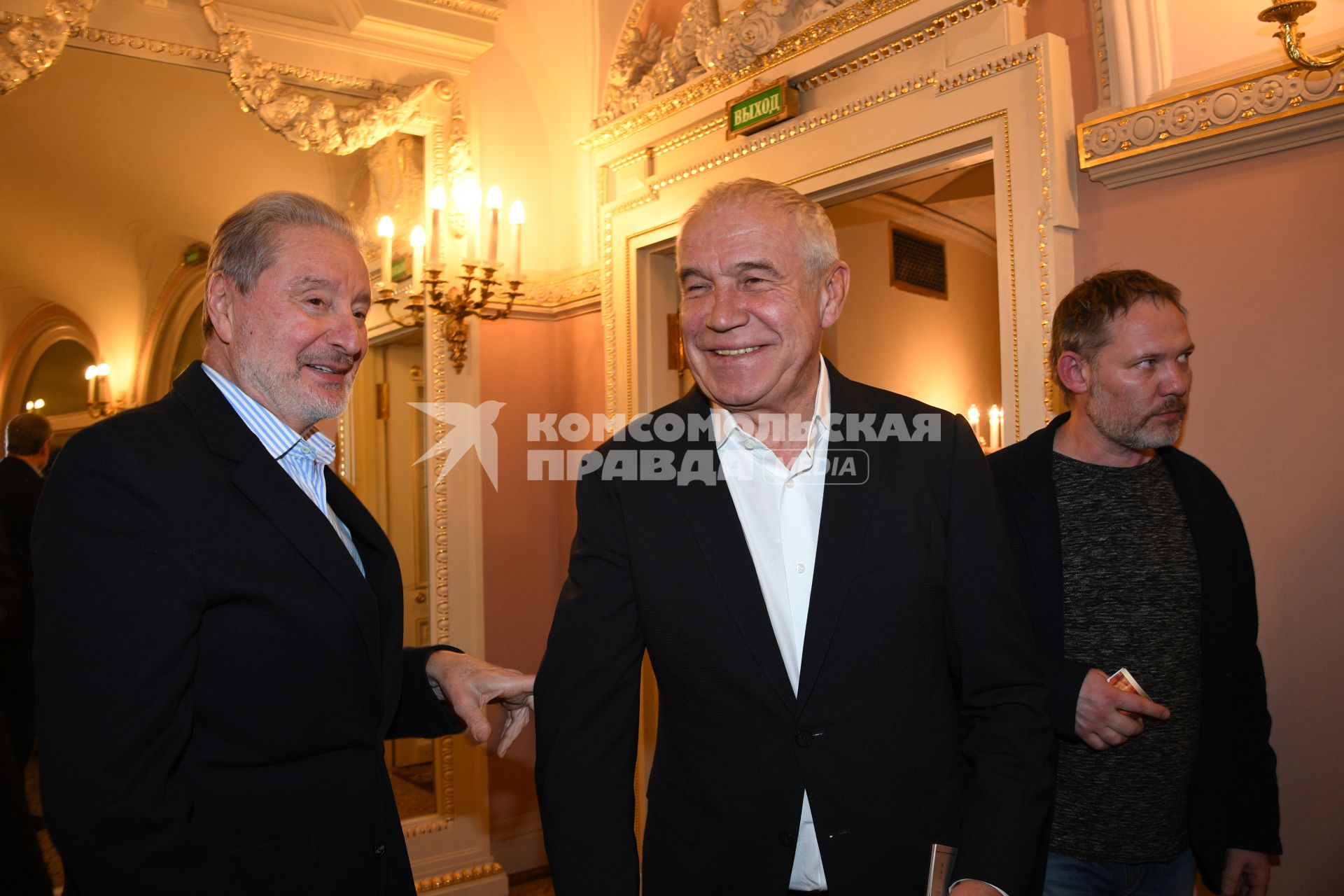 Москва. Актеры  Вениамин Смехов и Сергей Гармаш (слева направо) перед премьерой фильма `Большой` режиссера В.Тодоровского в Большом театре.