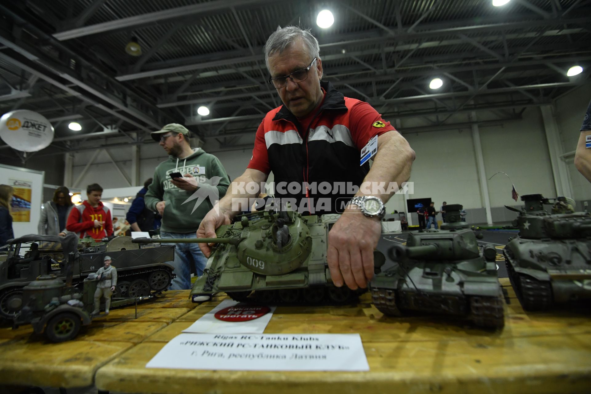 Москва. Один из участников выставки  Moscow Hobby Expo 2017 в МВЦ`Крокус Экспо`.