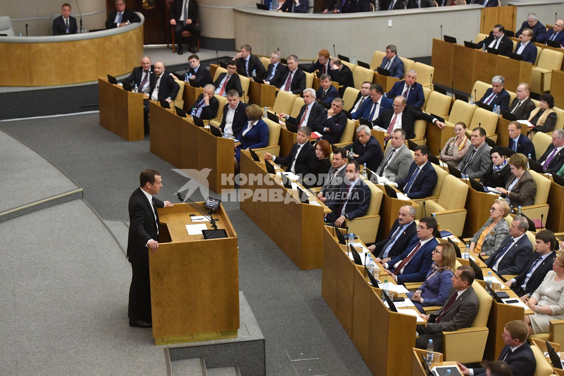 Москва.  Премьер-министр РФ Дмитрий Медведев (слева) на пленарном заседании Государственной думы РФ во время выступления с отчетом о результатах деятельности правительства РФ за 2016 год.