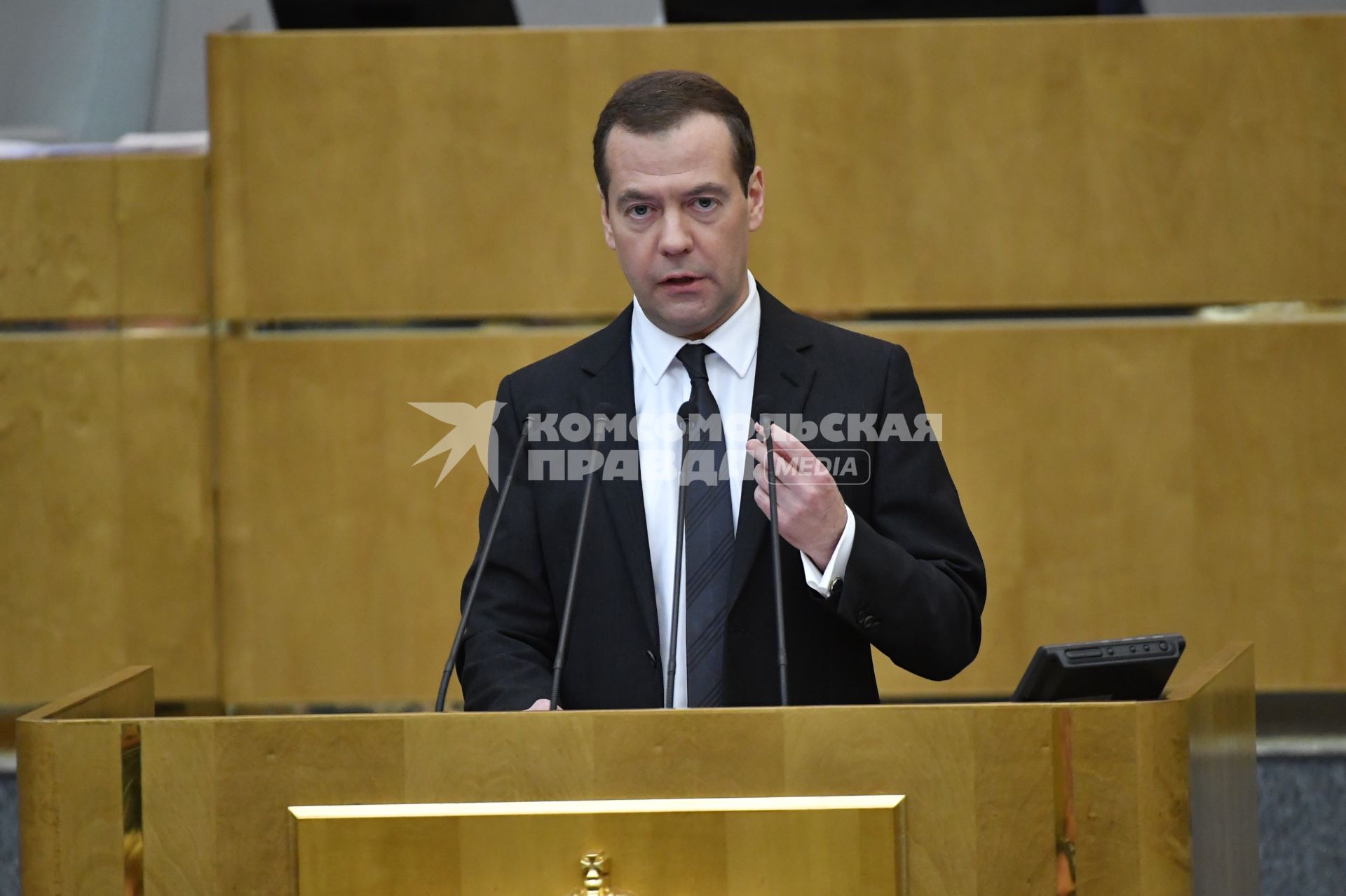 Москва.  Премьер-министр РФ Дмитрий Медведев на пленарном заседании Государственной думы РФ во время выступления с отчетом о результатах деятельности правительства РФ за 2016 год.