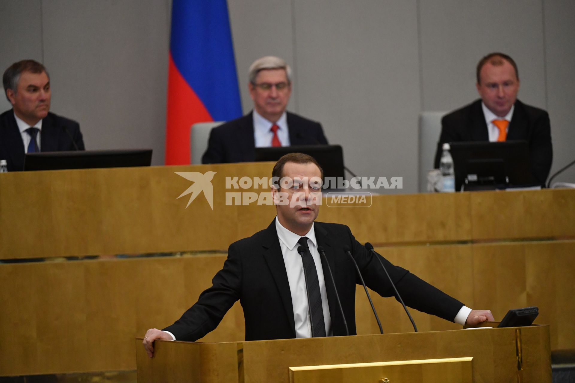 Москва.  Премьер-министр РФ Дмитрий Медведев (в центре) на пленарном заседании Государственной думы РФ во время выступления с отчетом о результатах деятельности правительства РФ за 2016 год.