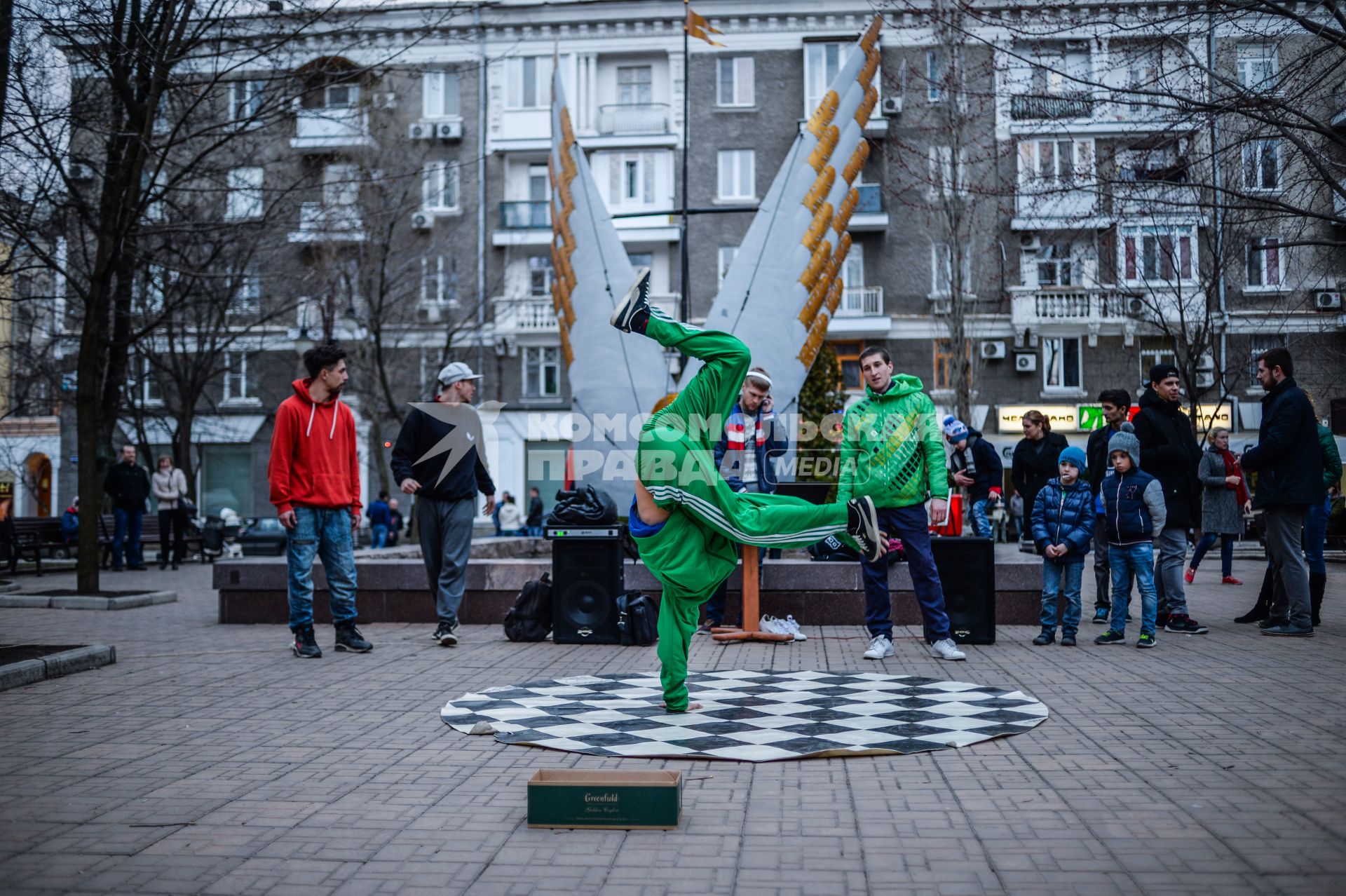 Украина, Донецк.  Молодые люди танцуют на бульваре  Пушкина.