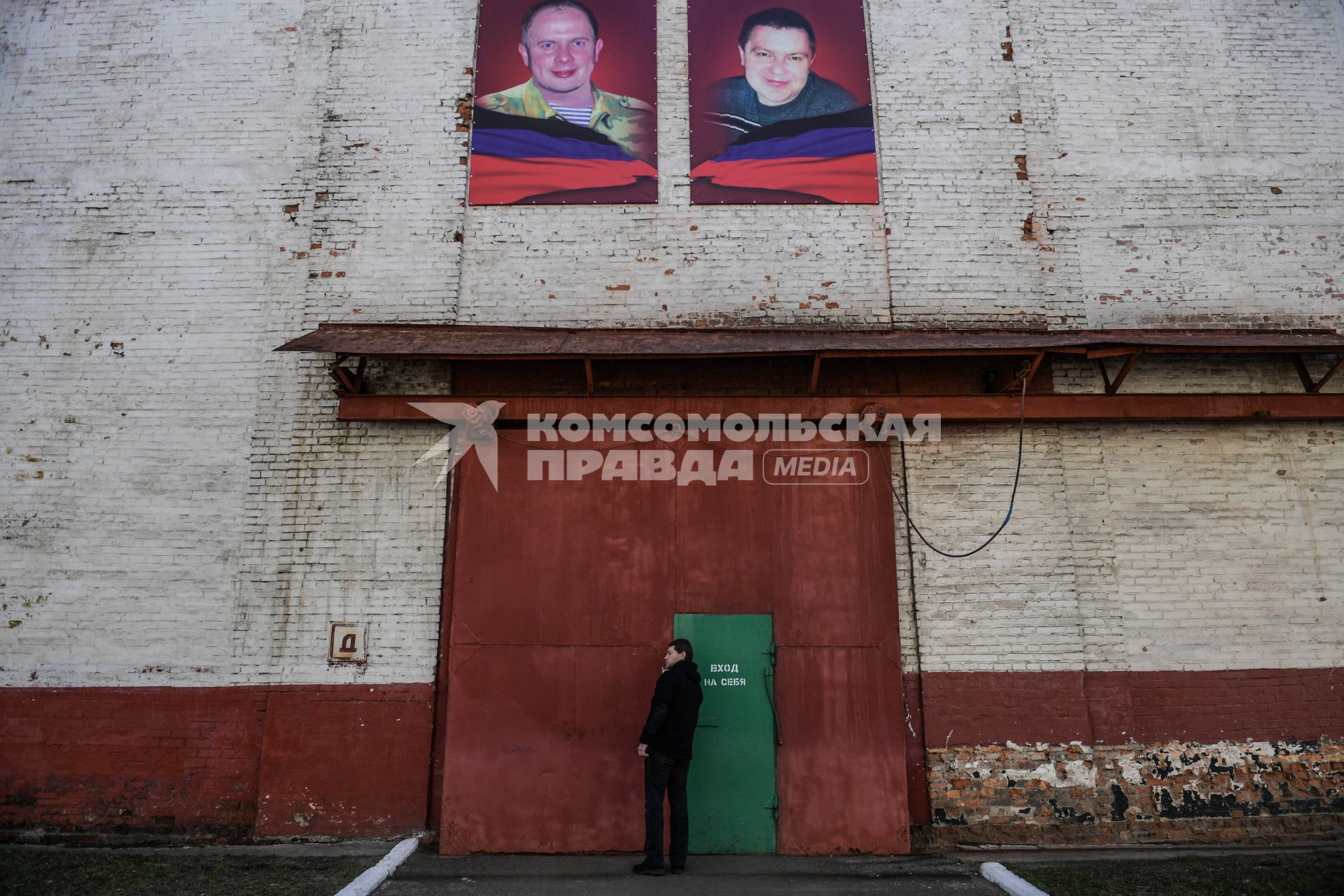 Украина, Донецкая область, Ясиноватое. Портреты погибших в ополчении рабочих  над входом на Машиностроительный завод.