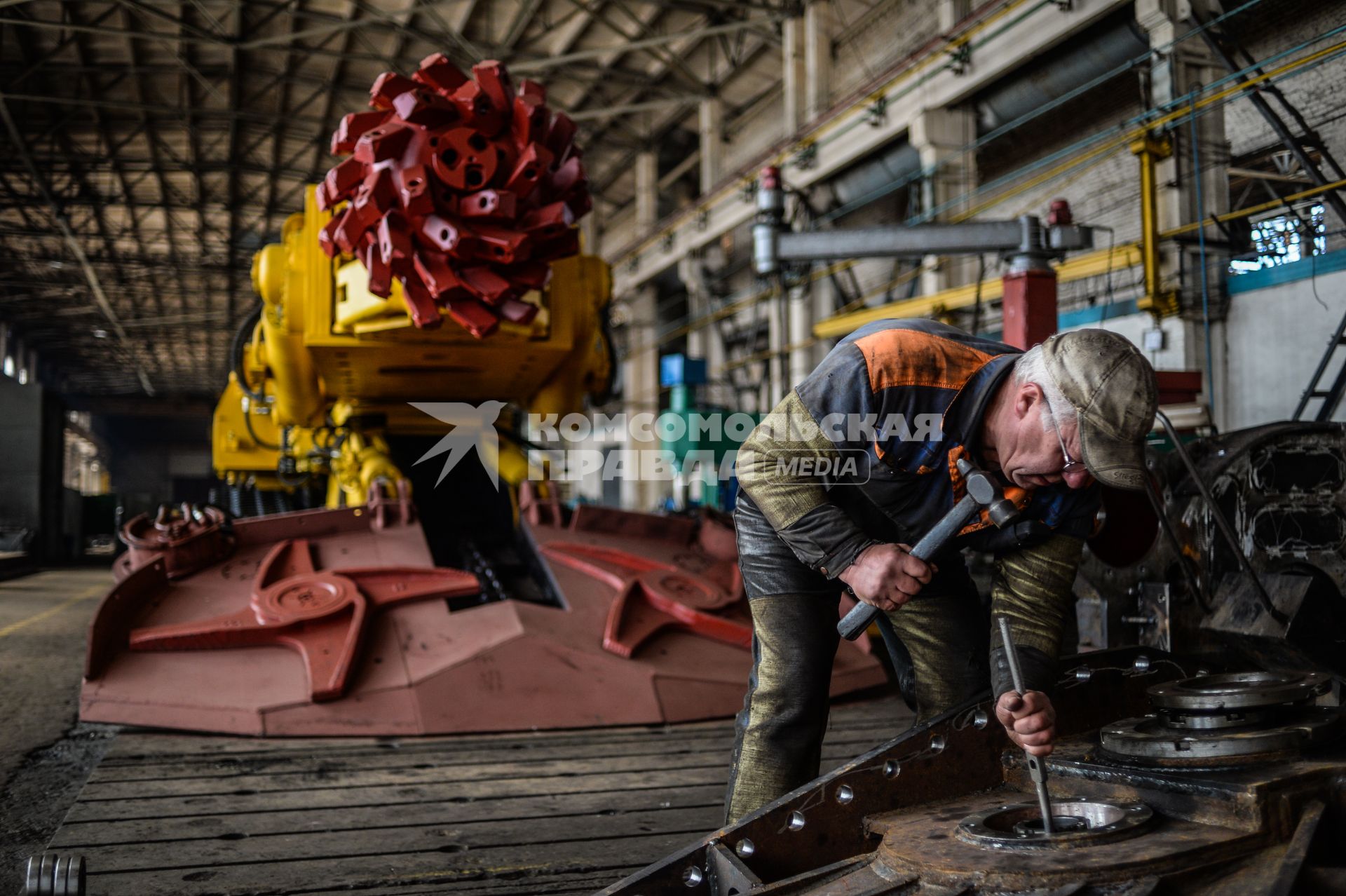 Украина, Донецкая область, Ясиноватое. Рабочий в производственном цехе Машиностроительного завода.