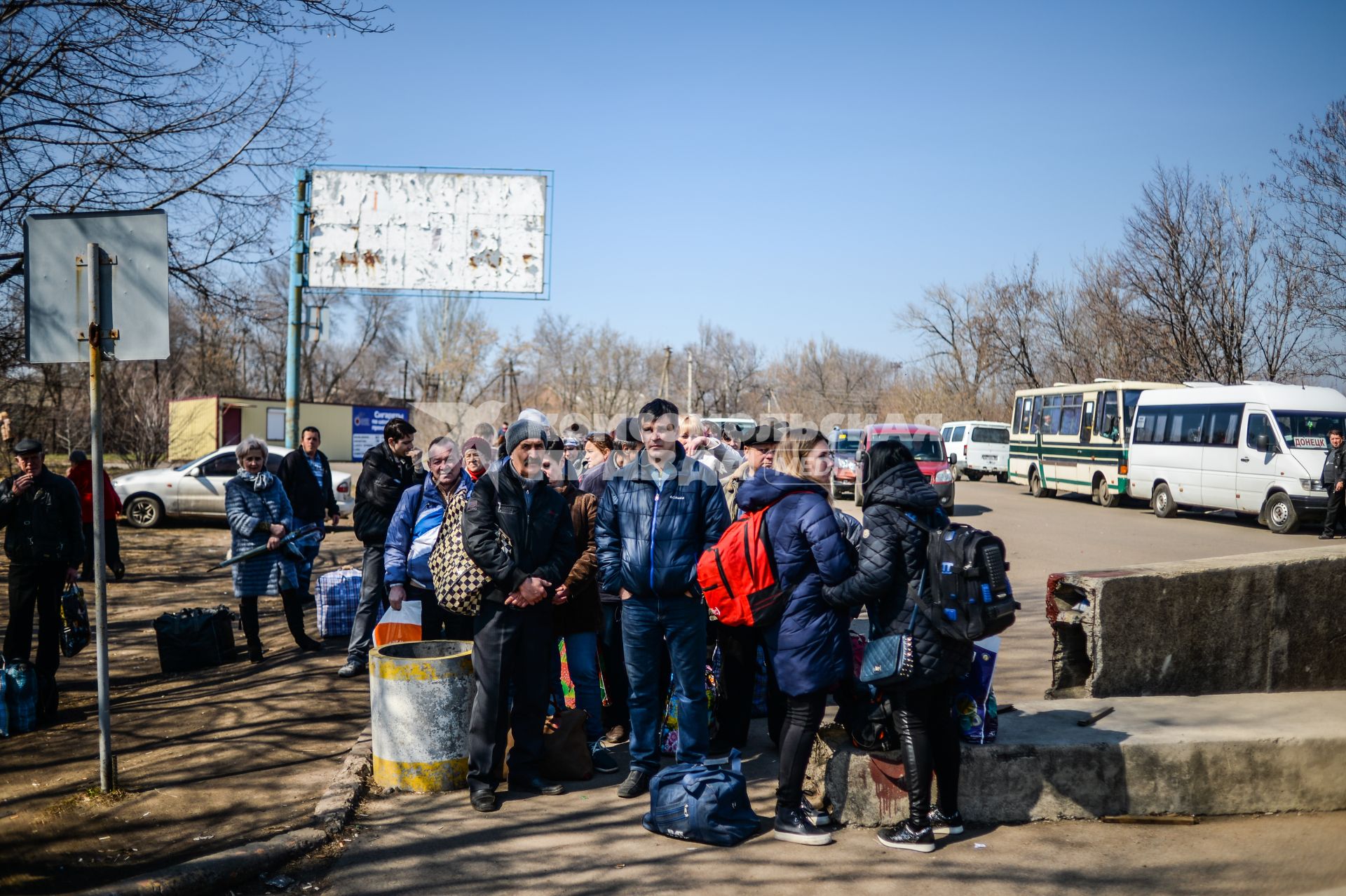 Украина, Донецкая область , Горловка. Люди на пограничном переходе из ДНР на Украину в районе   Горловка - Майорск.