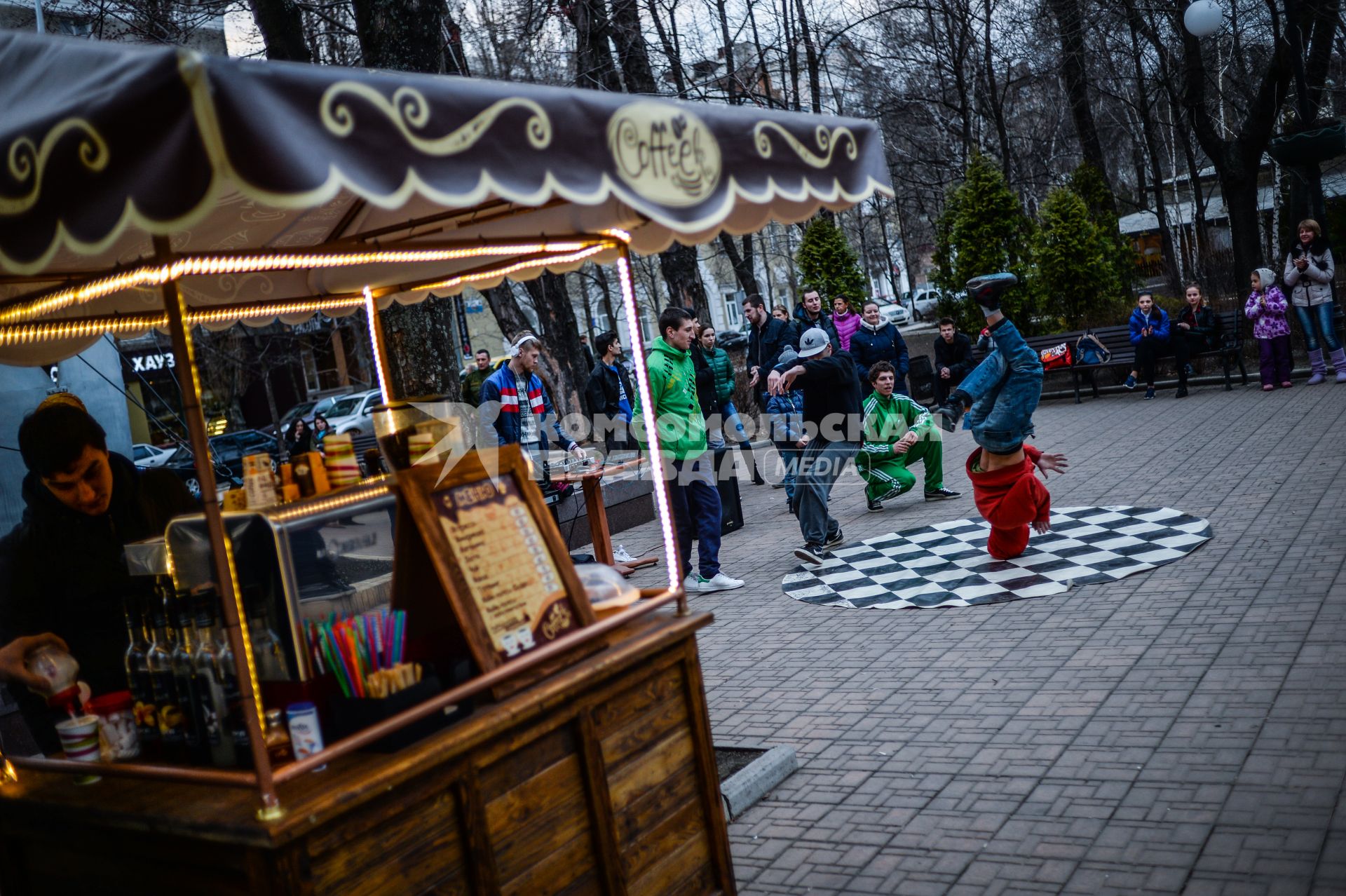 Украина, Донецк.  Молодые люди танцуют на бульваре  Пушкина.