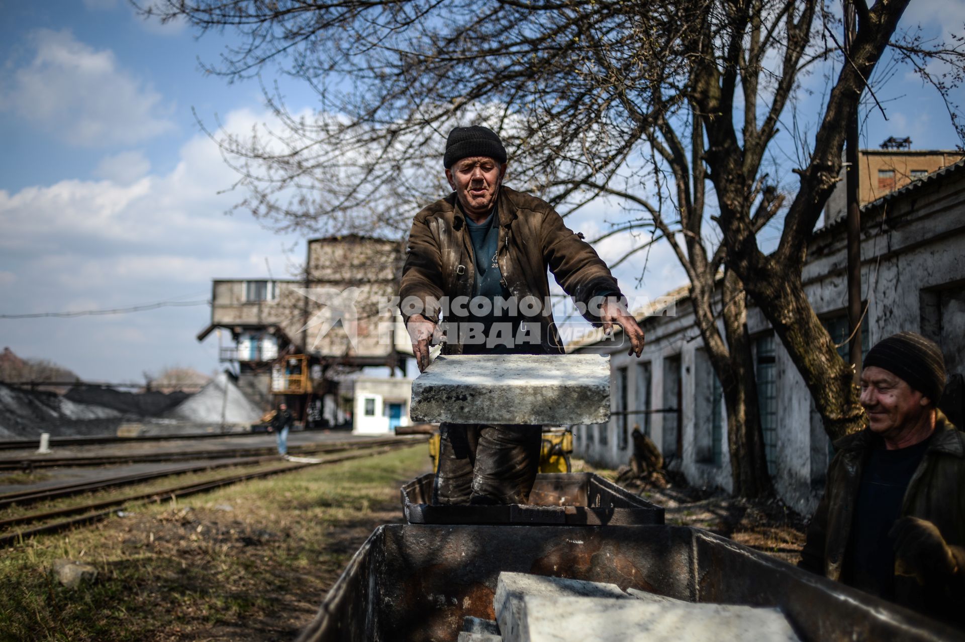 Украина, Донецкая область, Макеевка .  Рабочие грузят вагонетки на  территории  шахты  ` Калиновская-Восточная`.