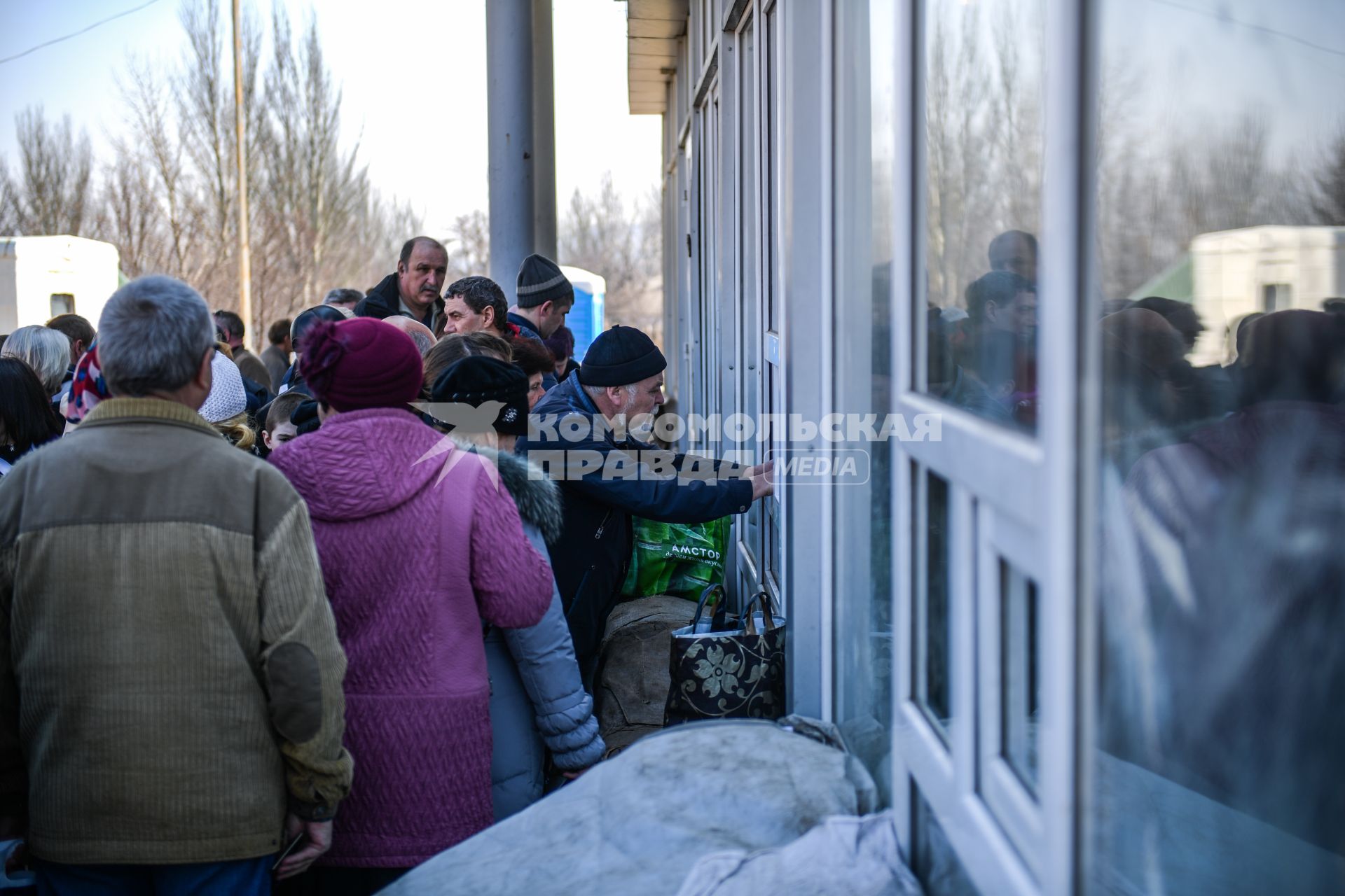 Украина, Донецкая область , Горловка. Люди на пограничном переходе из ДНР на Украину в районе   Горловка - Майорск.