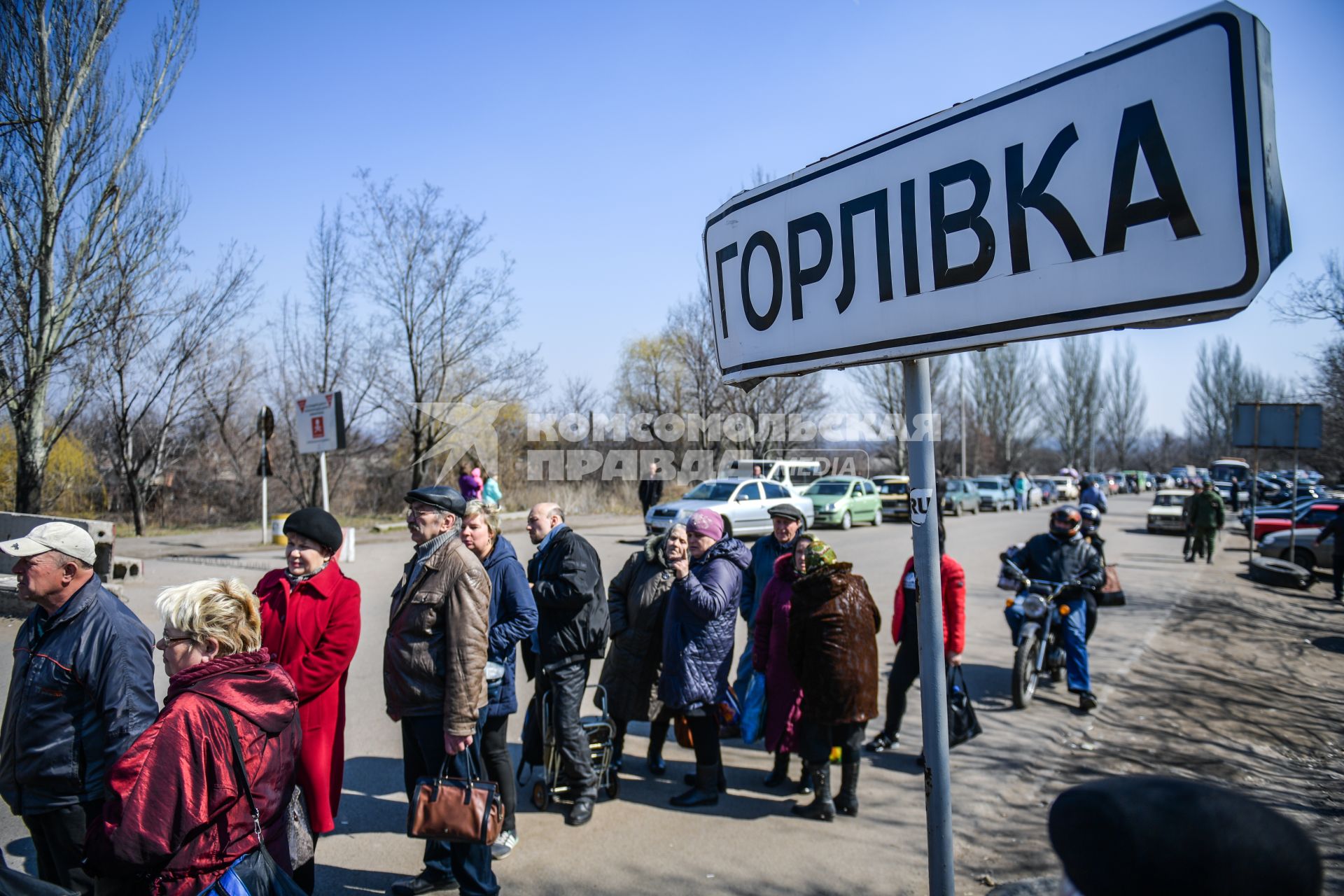 Украина, Донецкая область , Горловка. Люди на пограничном переходе из ДНР на Украину в районе   Горловка - Майорск.