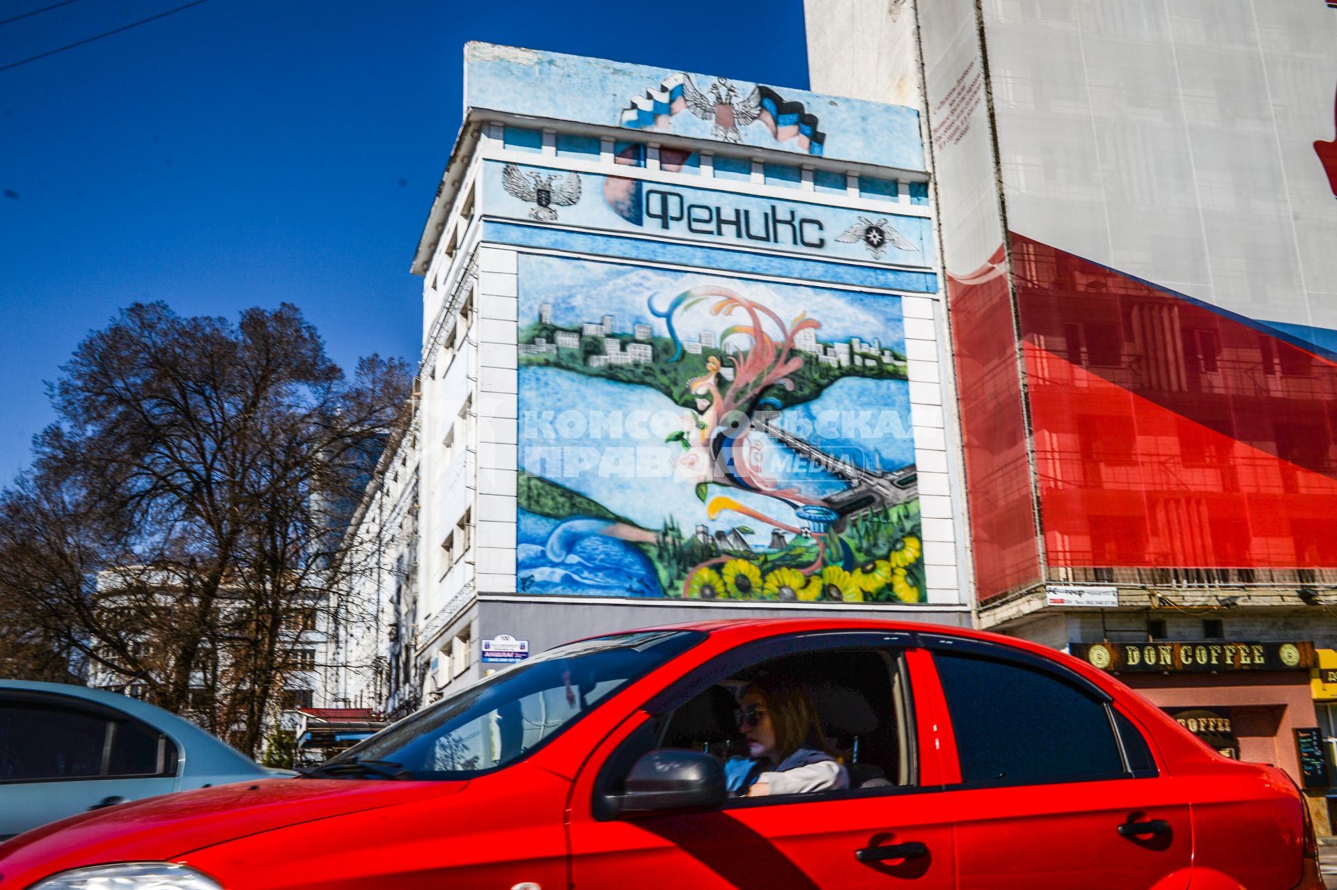 Украина, Донецк.  Реклама сотовой связи Феникс на стене дома на одной из улиц  города.