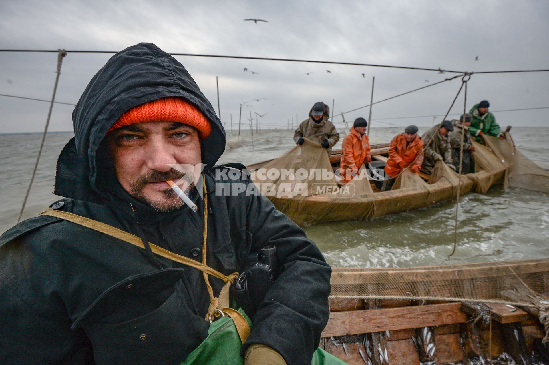 Украина, Новоазовский район , Безыменное. Специальный корреспондент `Комсомольской правды` Дмитрий Стешин с рыбаками.